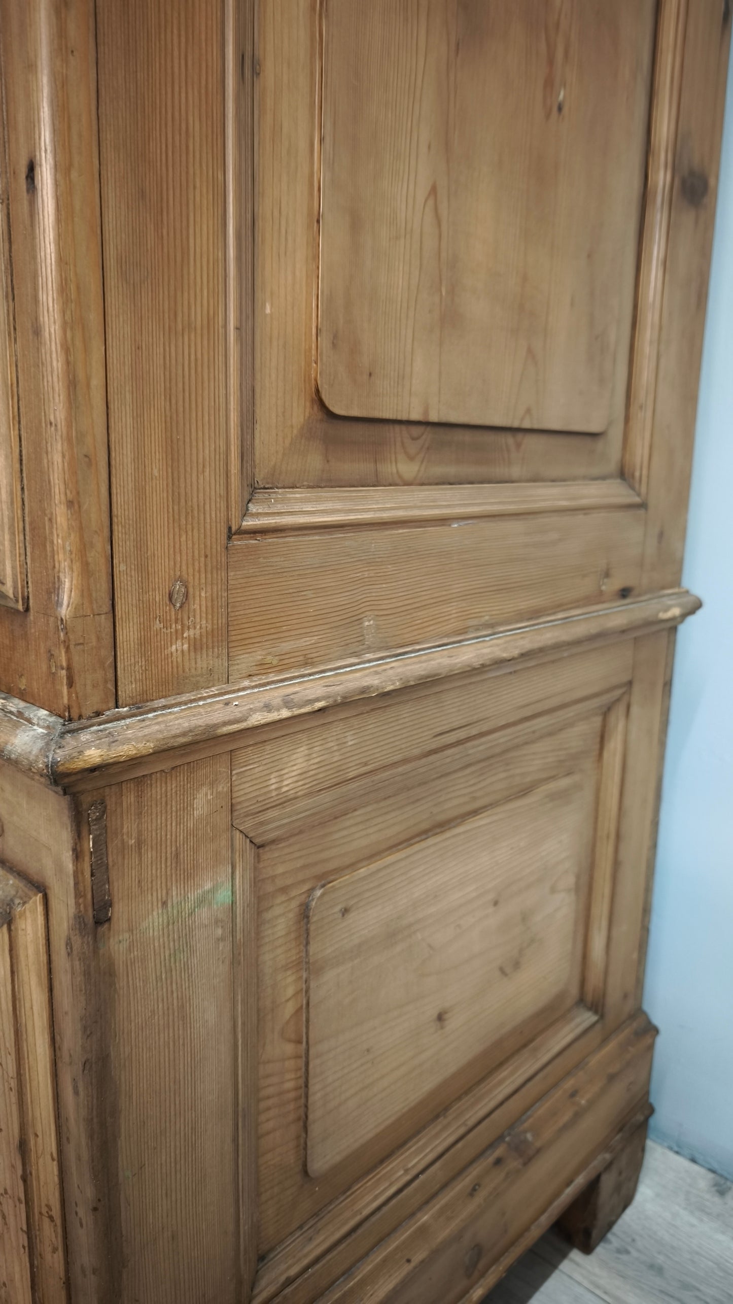 215 Armadio in legno due ante