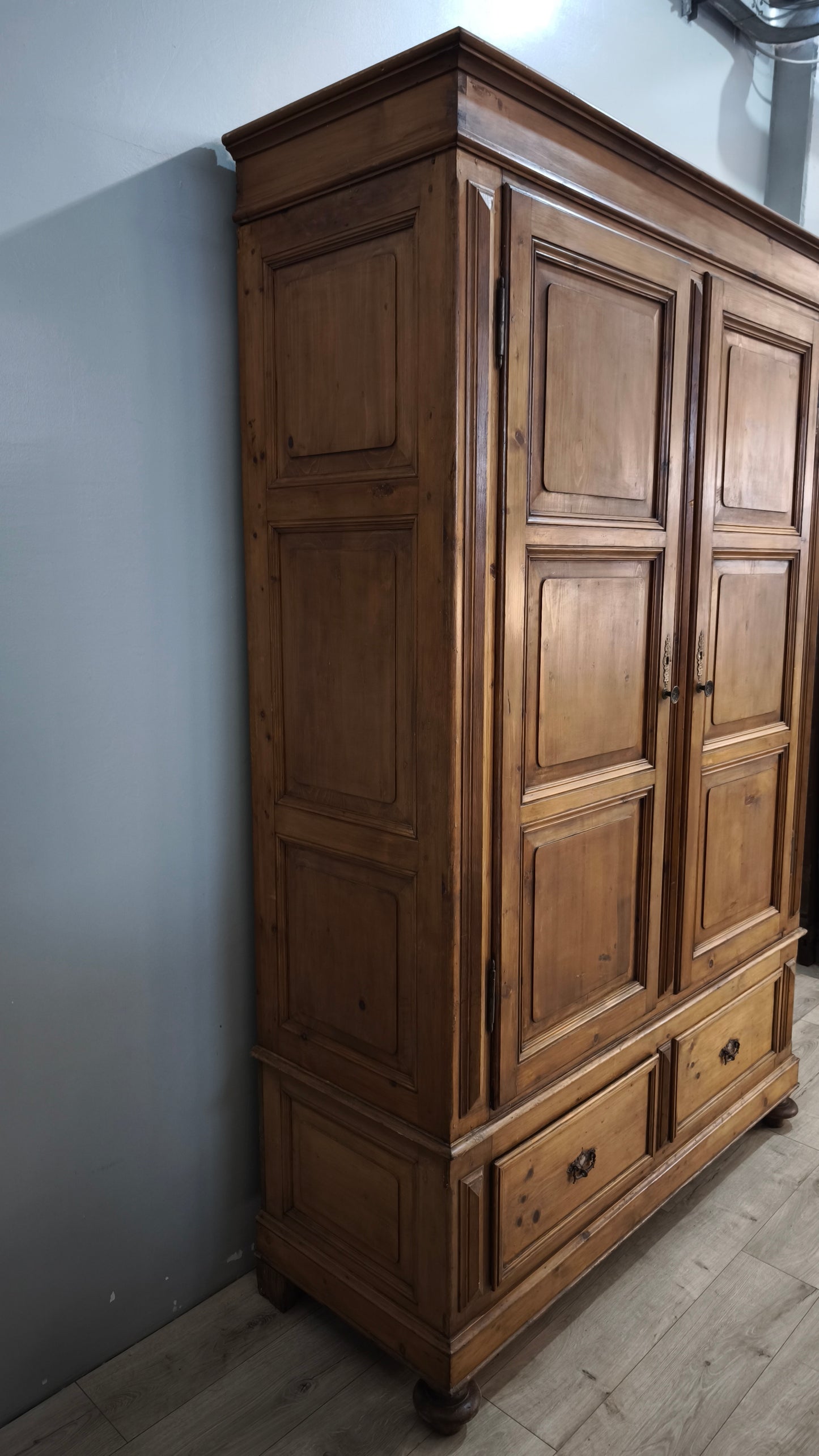 215 Armadio in legno due ante