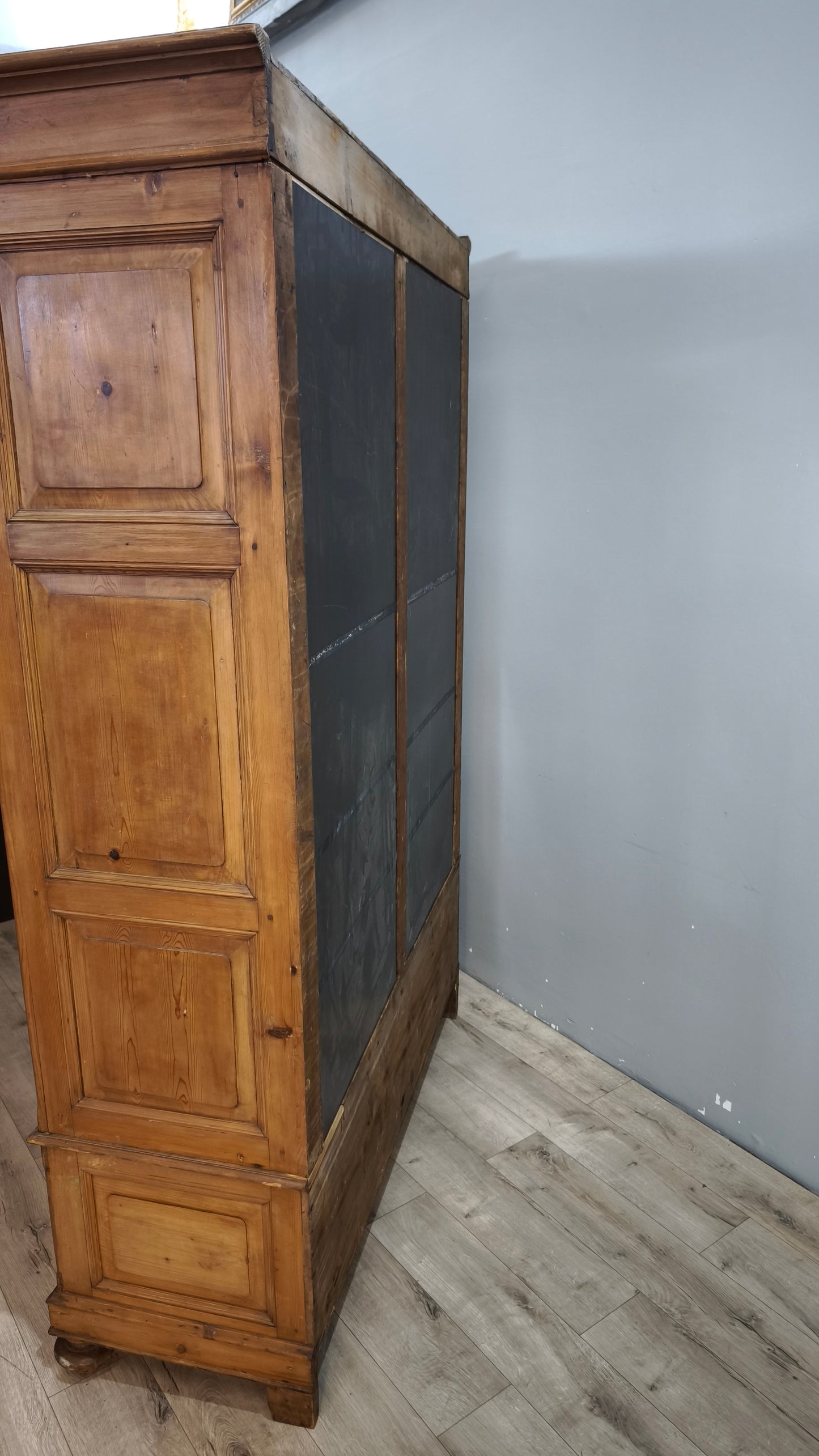 215 Armadio in legno due ante