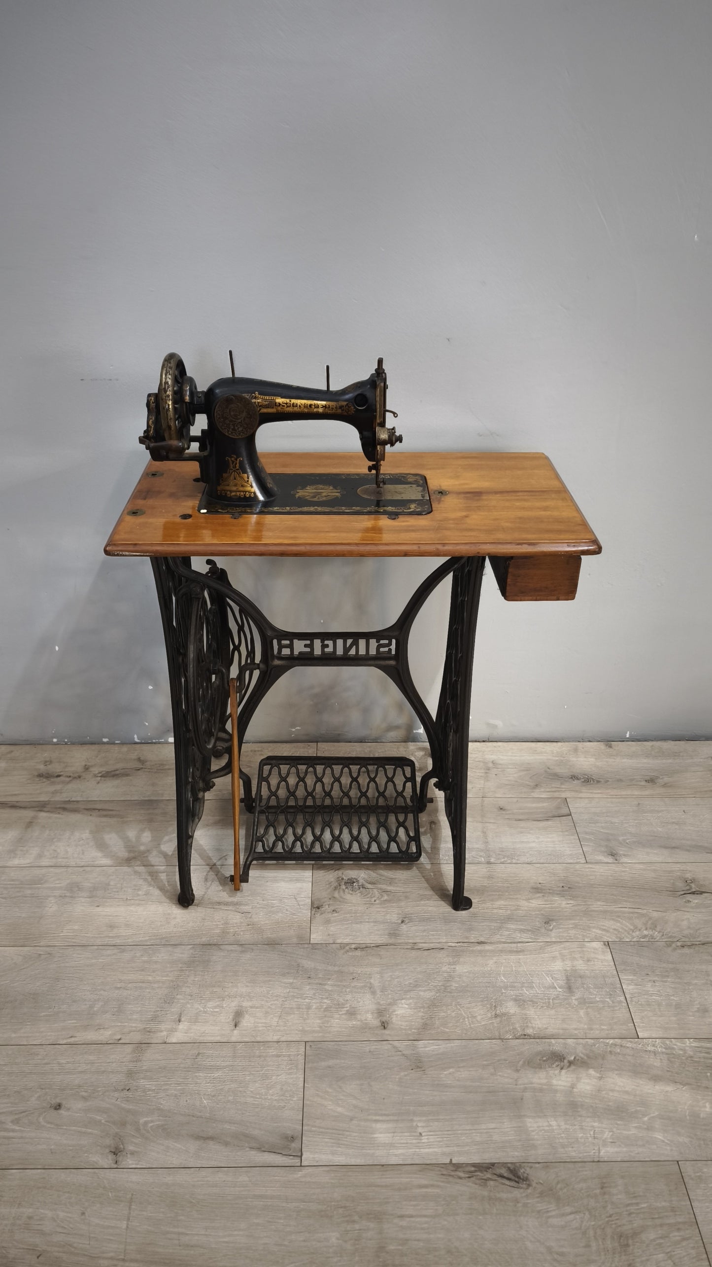 92793 Macchina da cucire Singer con base in ghisa
