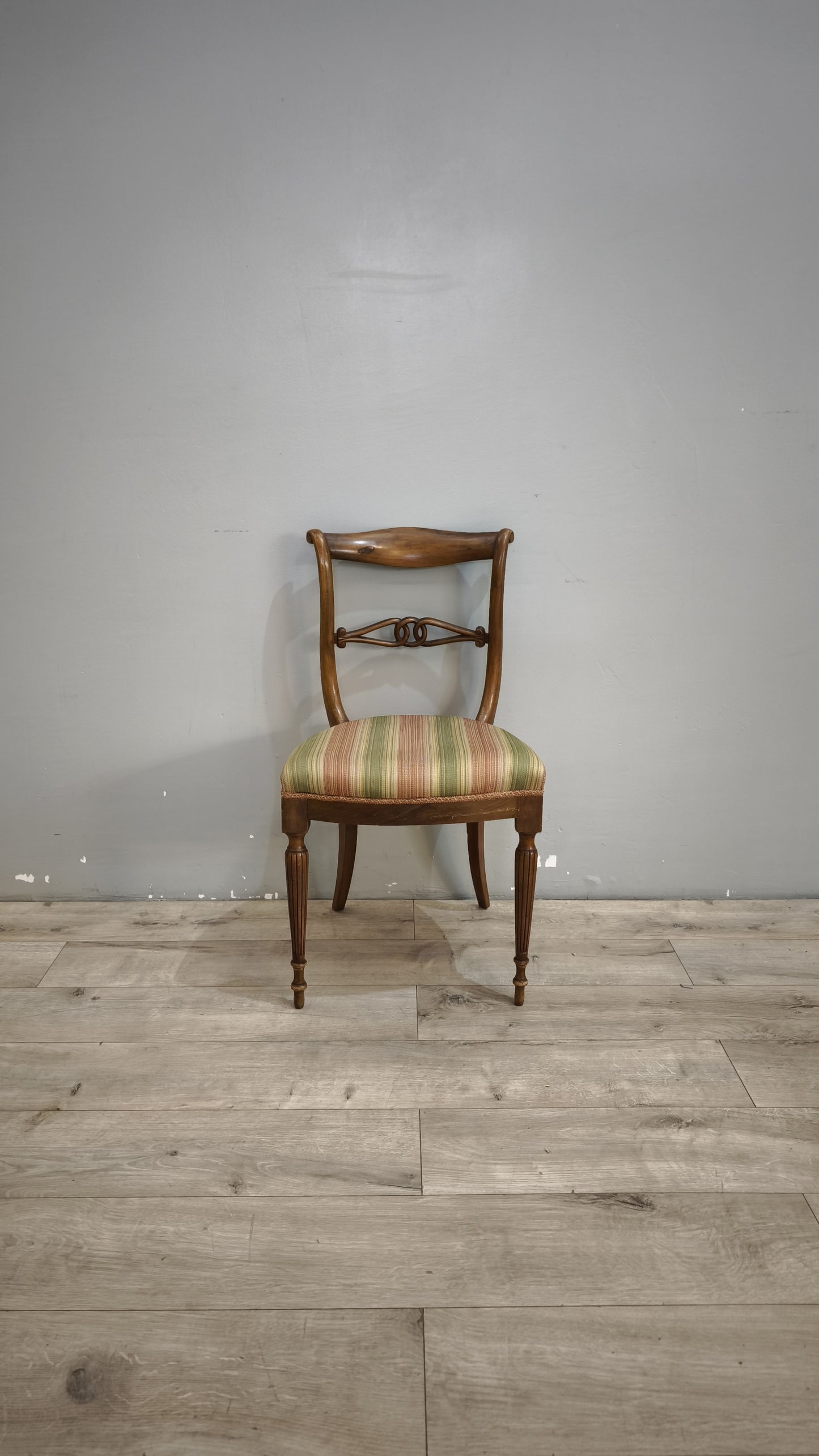 92850 Poltroncina in legno con seduta imbottita