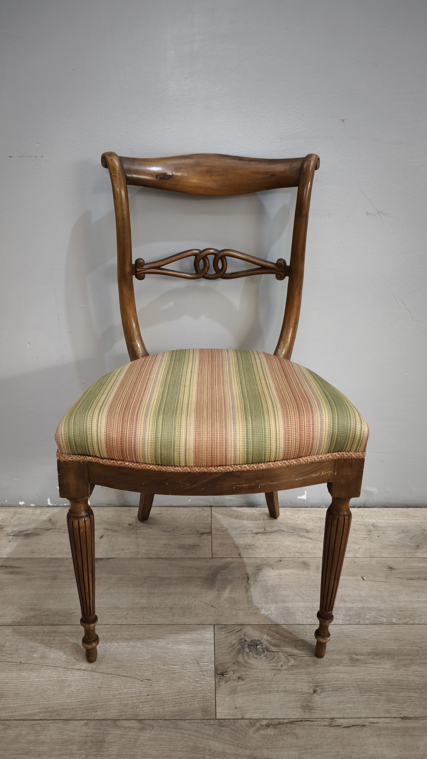 92850 Poltroncina in legno con seduta imbottita