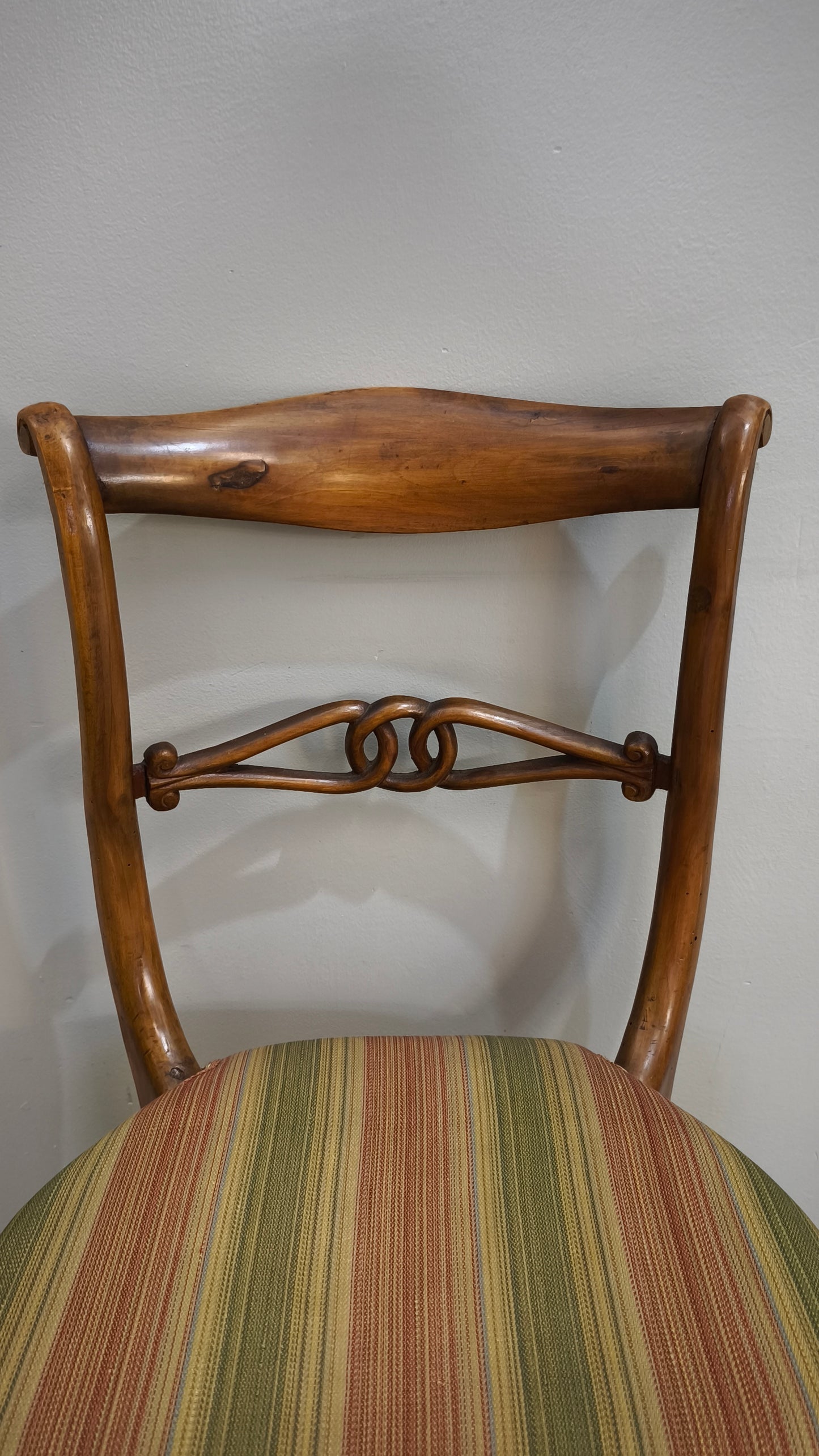 92850 Poltroncina in legno con seduta imbottita