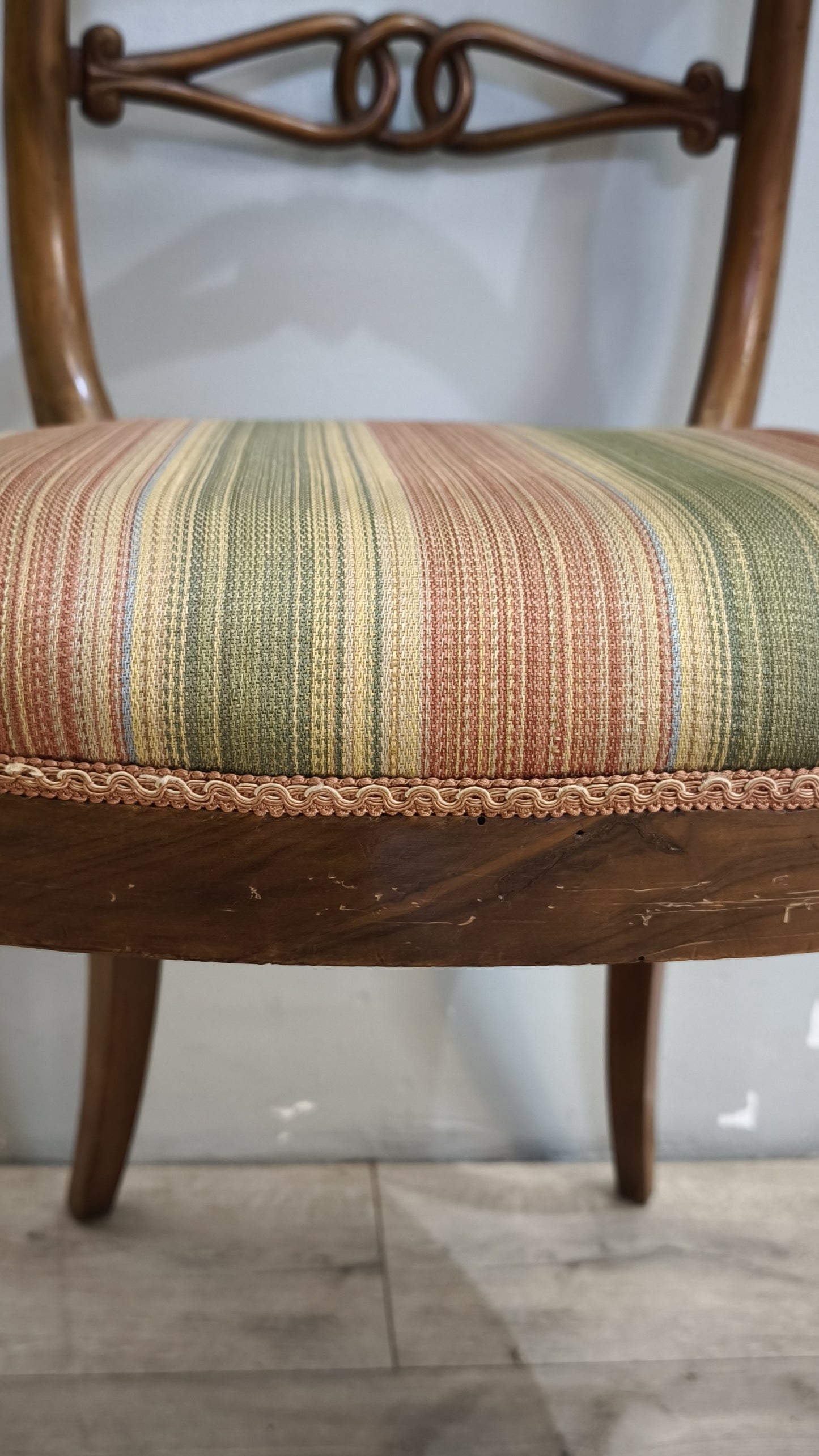 92850 Poltroncina in legno con seduta imbottita
