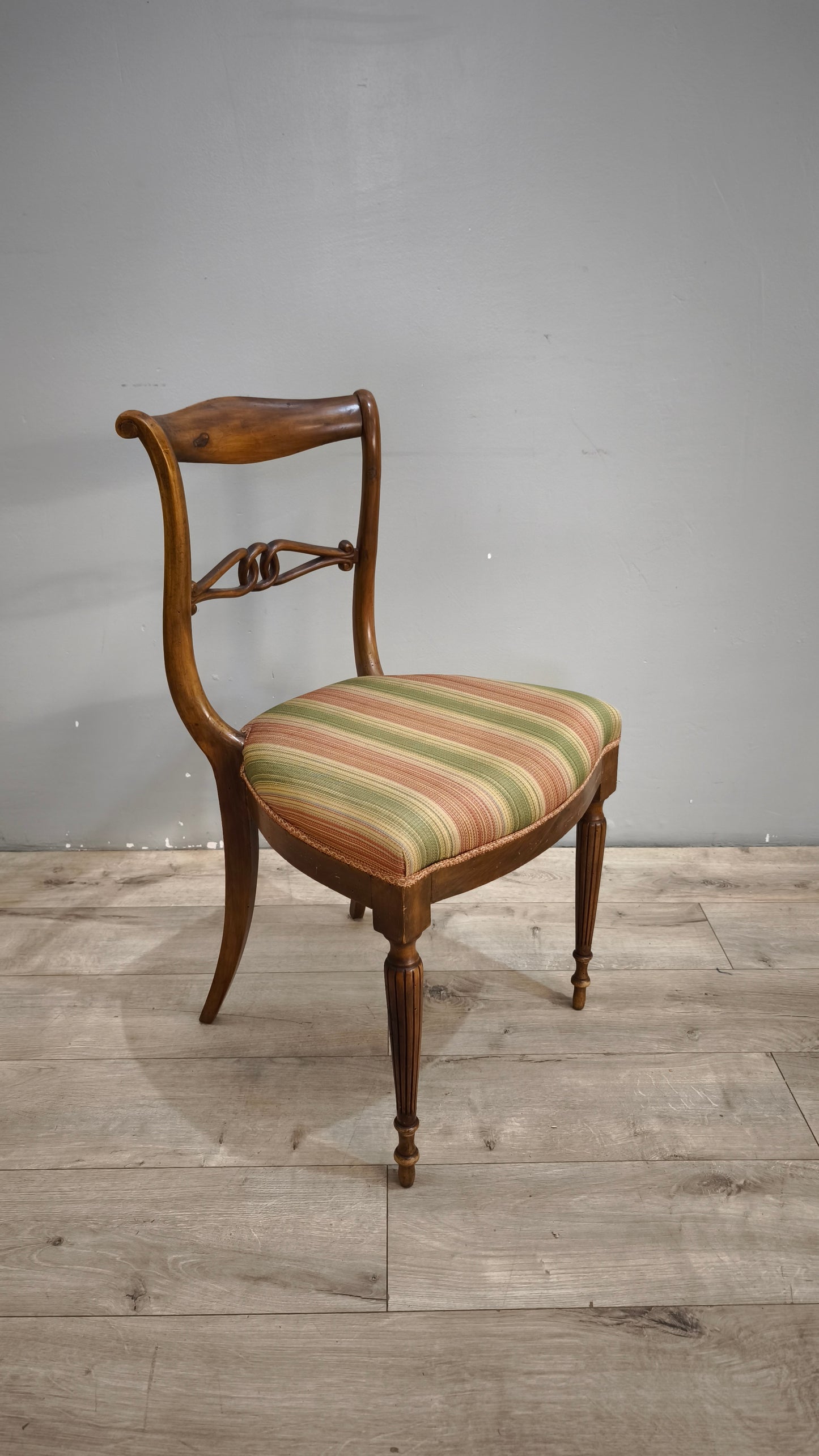 92850 Poltroncina in legno con seduta imbottita