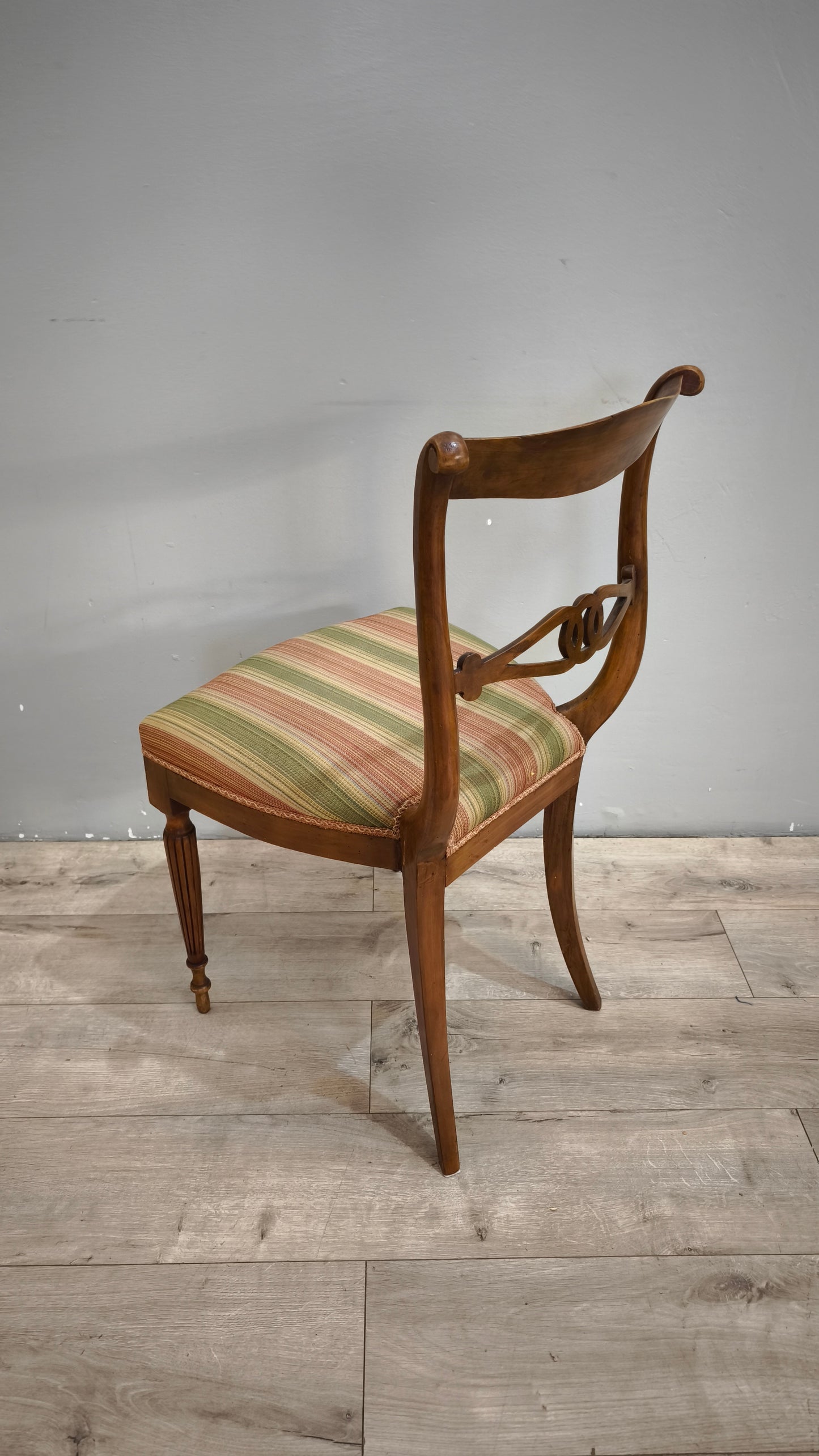 92850 Poltroncina in legno con seduta imbottita
