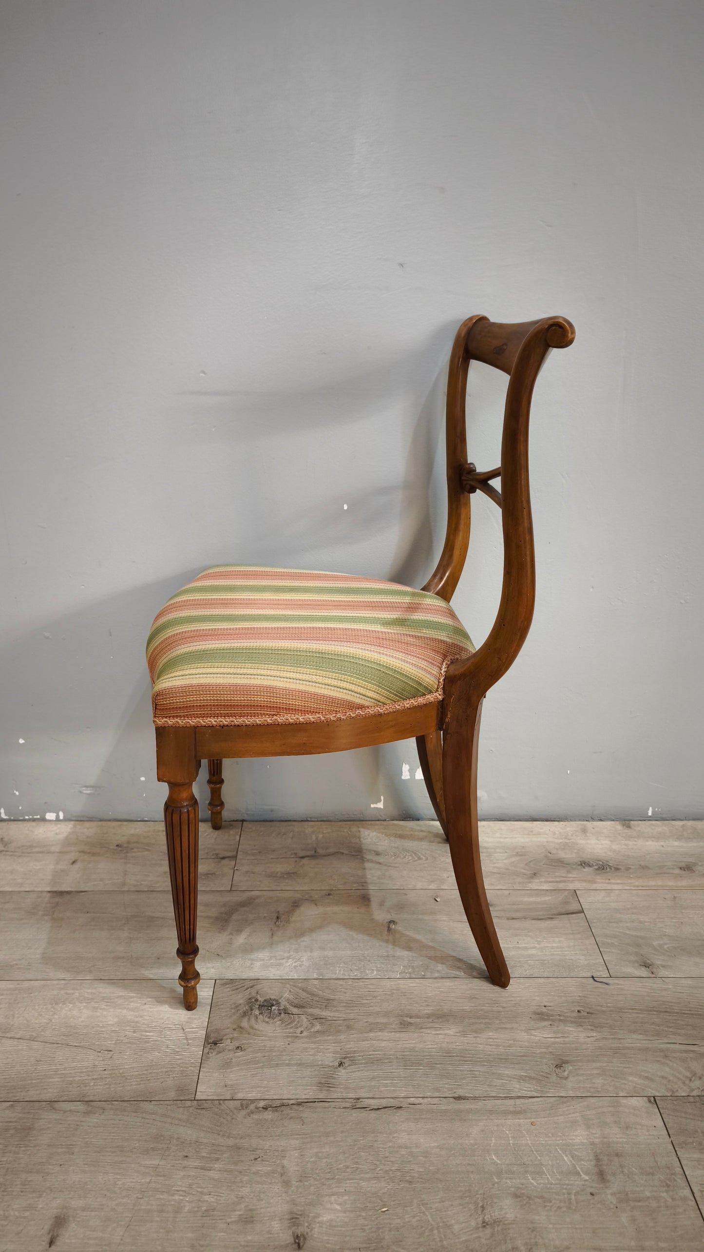92850 Poltroncina in legno con seduta imbottita