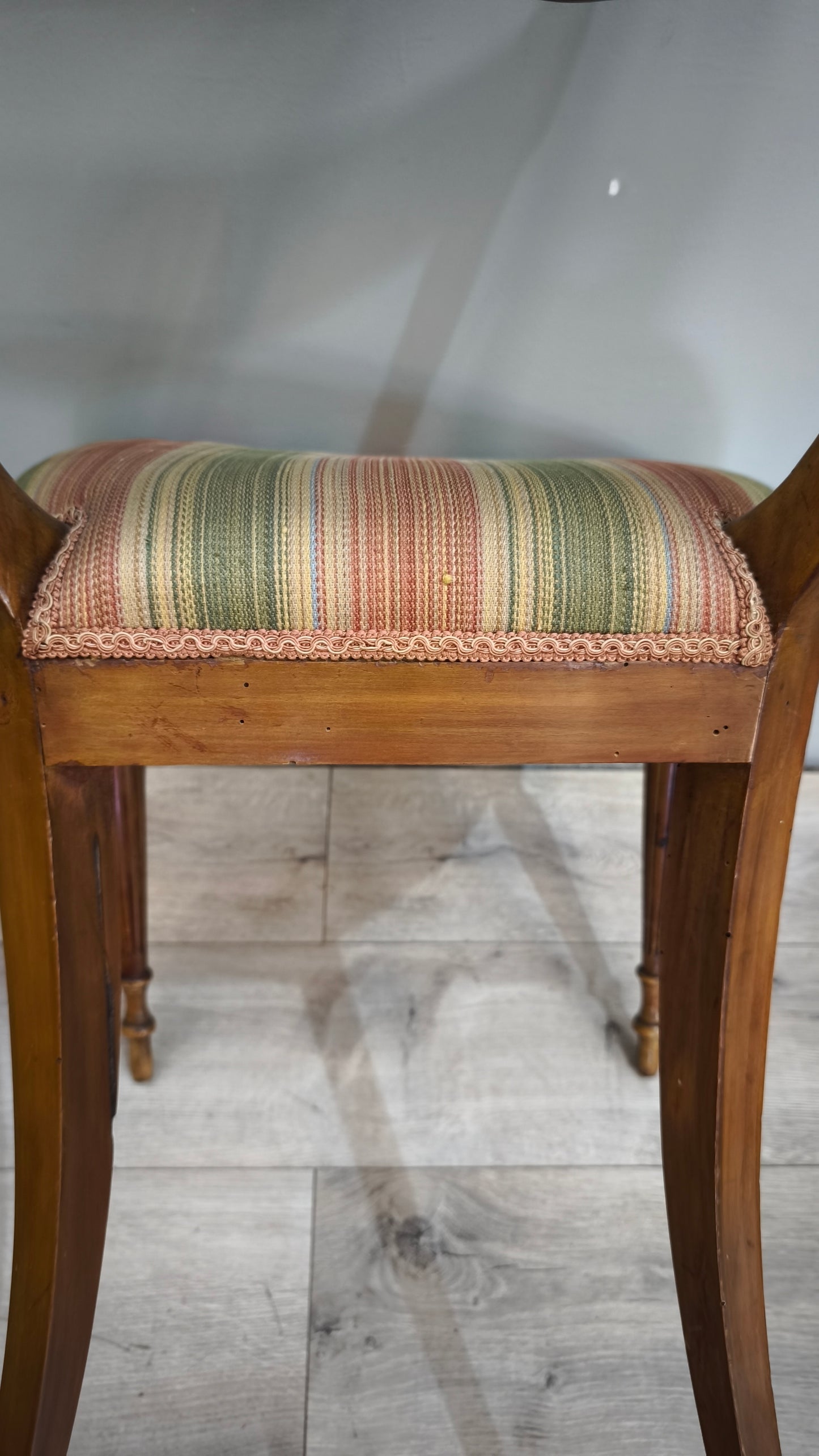 92850 Poltroncina in legno con seduta imbottita