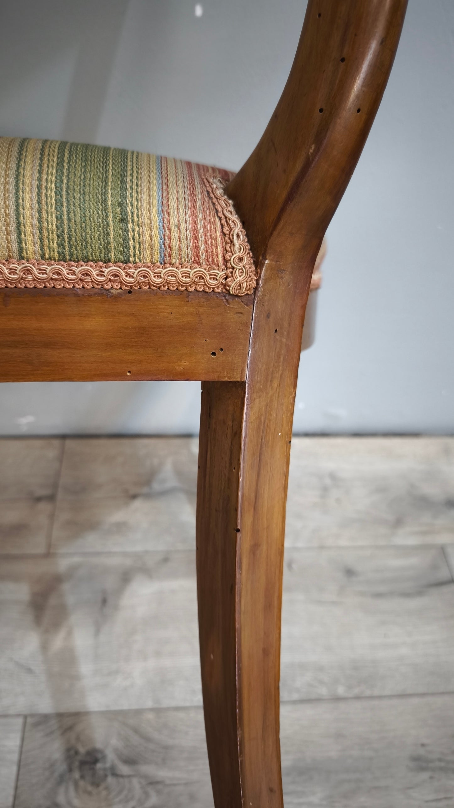 92850 Poltroncina in legno con seduta imbottita