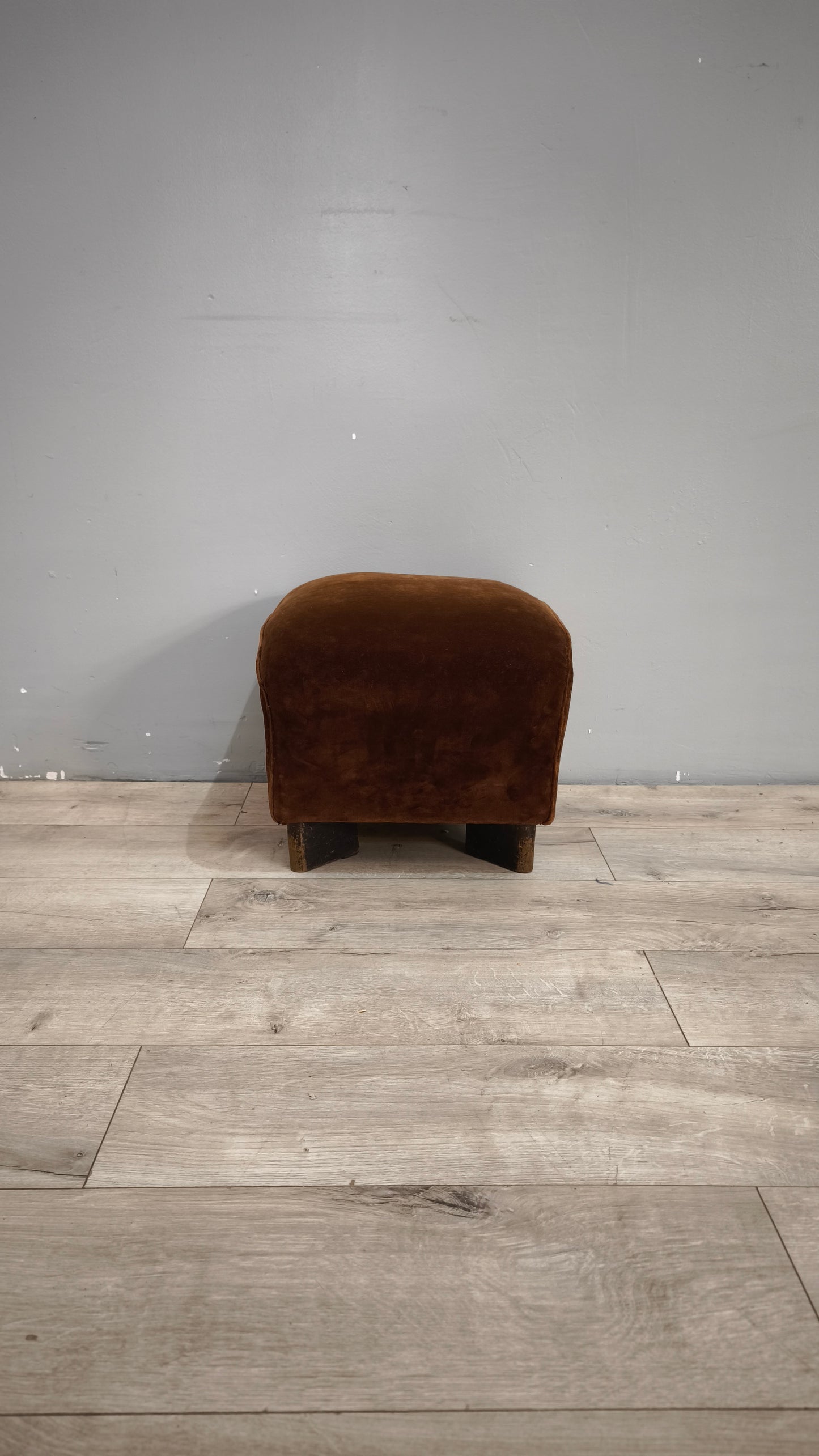 92853 Pouf in velluto marrone con piedini in legno