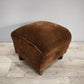 92853 Pouf in velluto marrone con piedini in legno