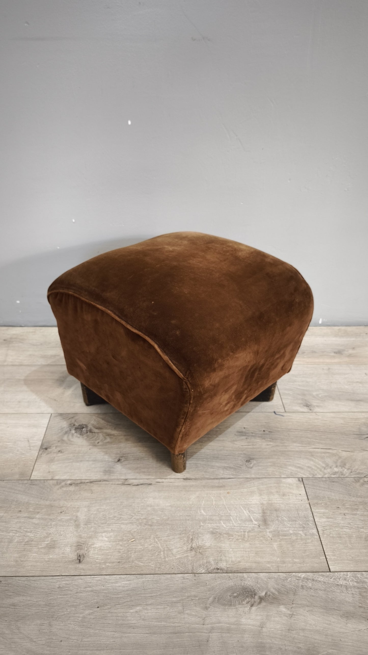 92853 Pouf in velluto marrone con piedini in legno