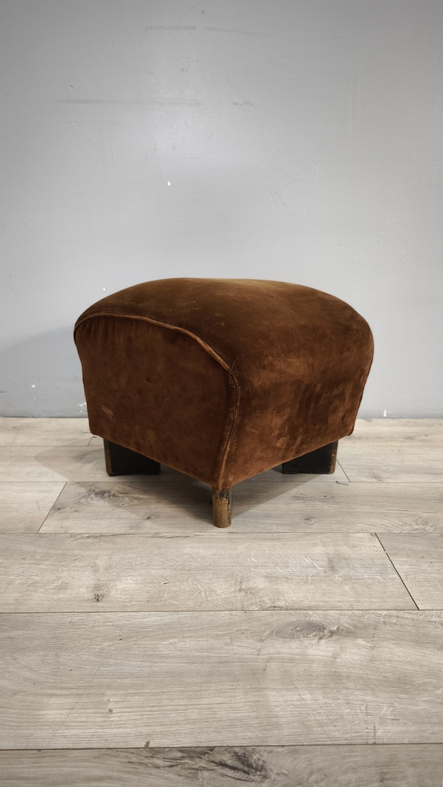 92853 Pouf in velluto marrone con piedini in legno