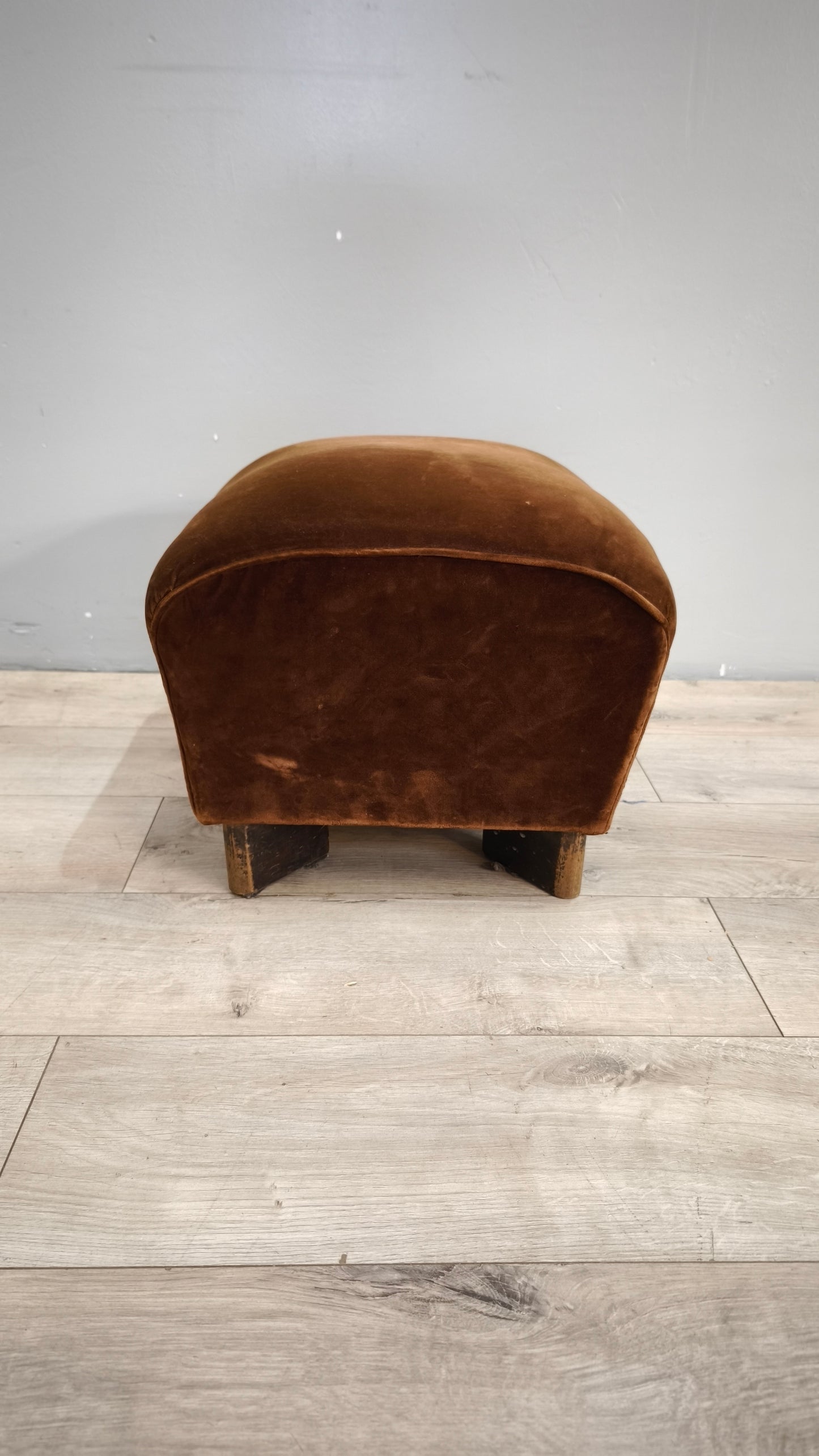 92853 Pouf in velluto marrone con piedini in legno