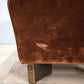 92853 Pouf in velluto marrone con piedini in legno