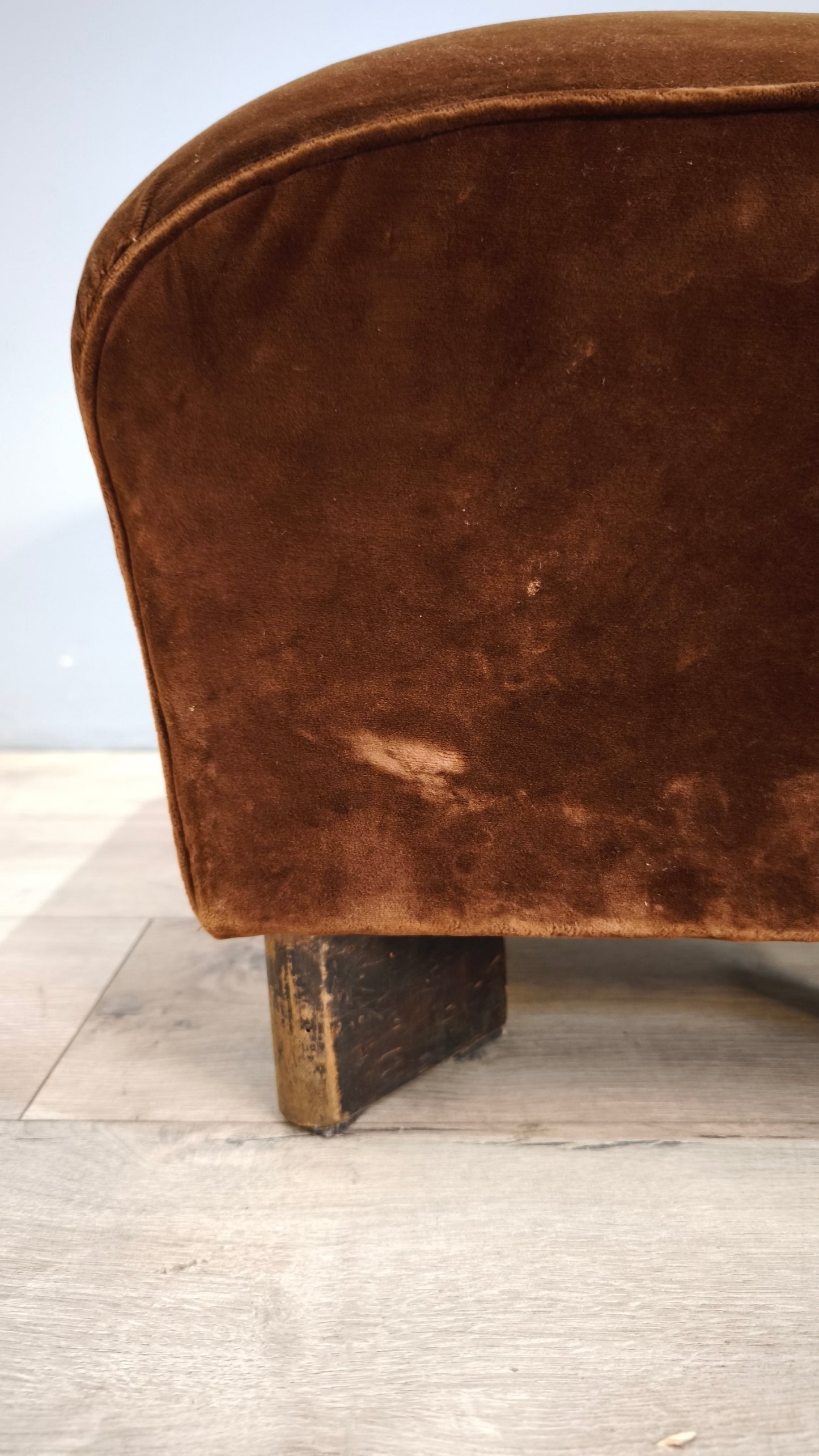 92853 Pouf in velluto marrone con piedini in legno