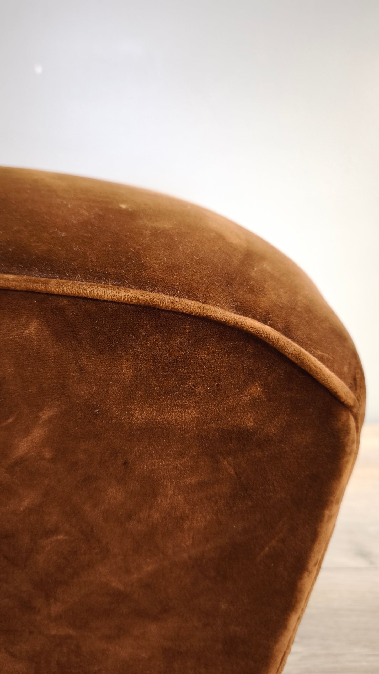 92853 Pouf in velluto marrone con piedini in legno