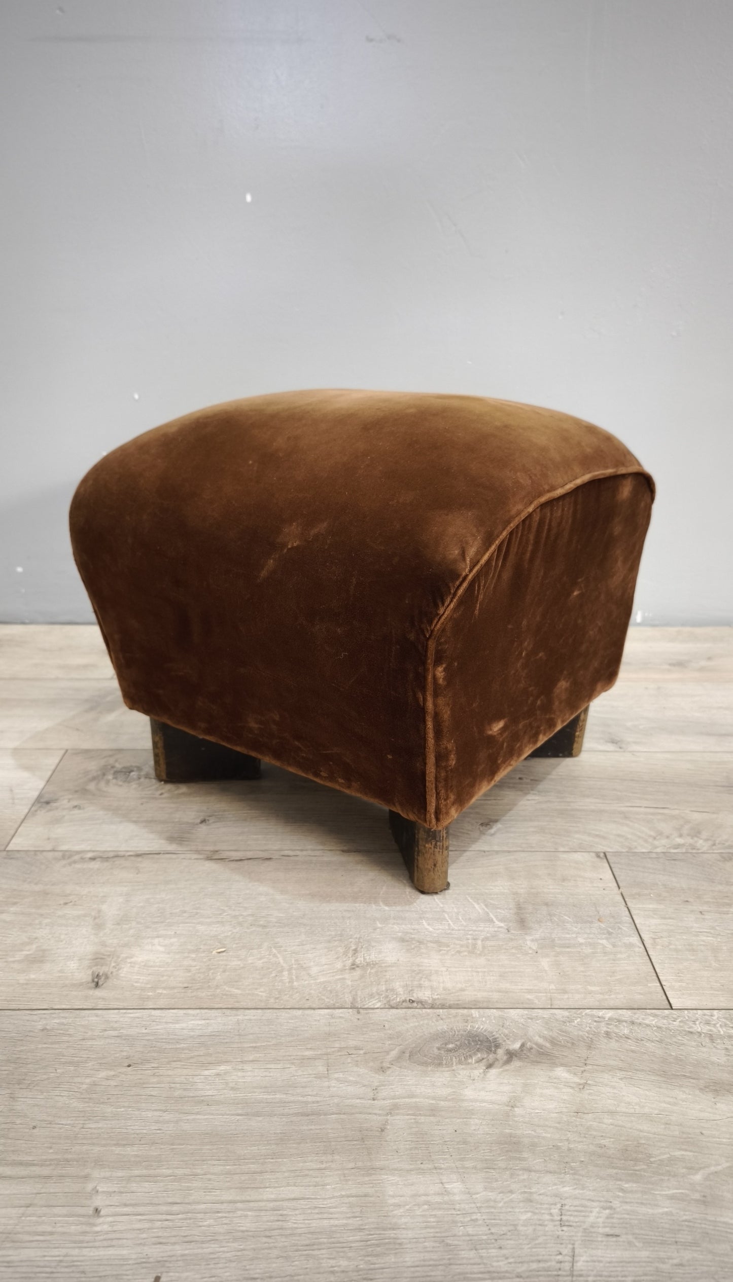 92853 Pouf in velluto marrone con piedini in legno