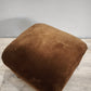 92853 Pouf in velluto marrone con piedini in legno