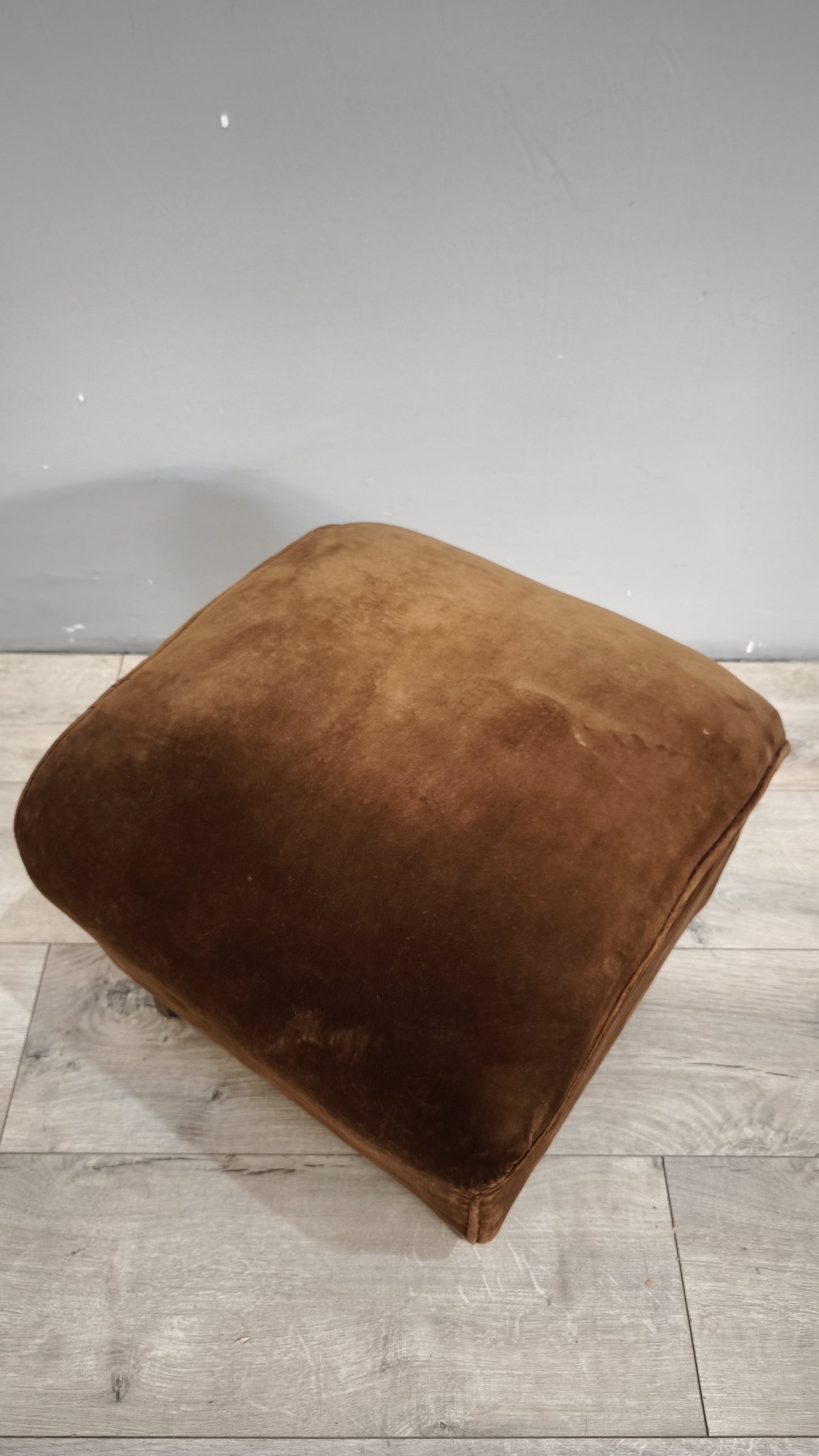 92853 Pouf in velluto marrone con piedini in legno