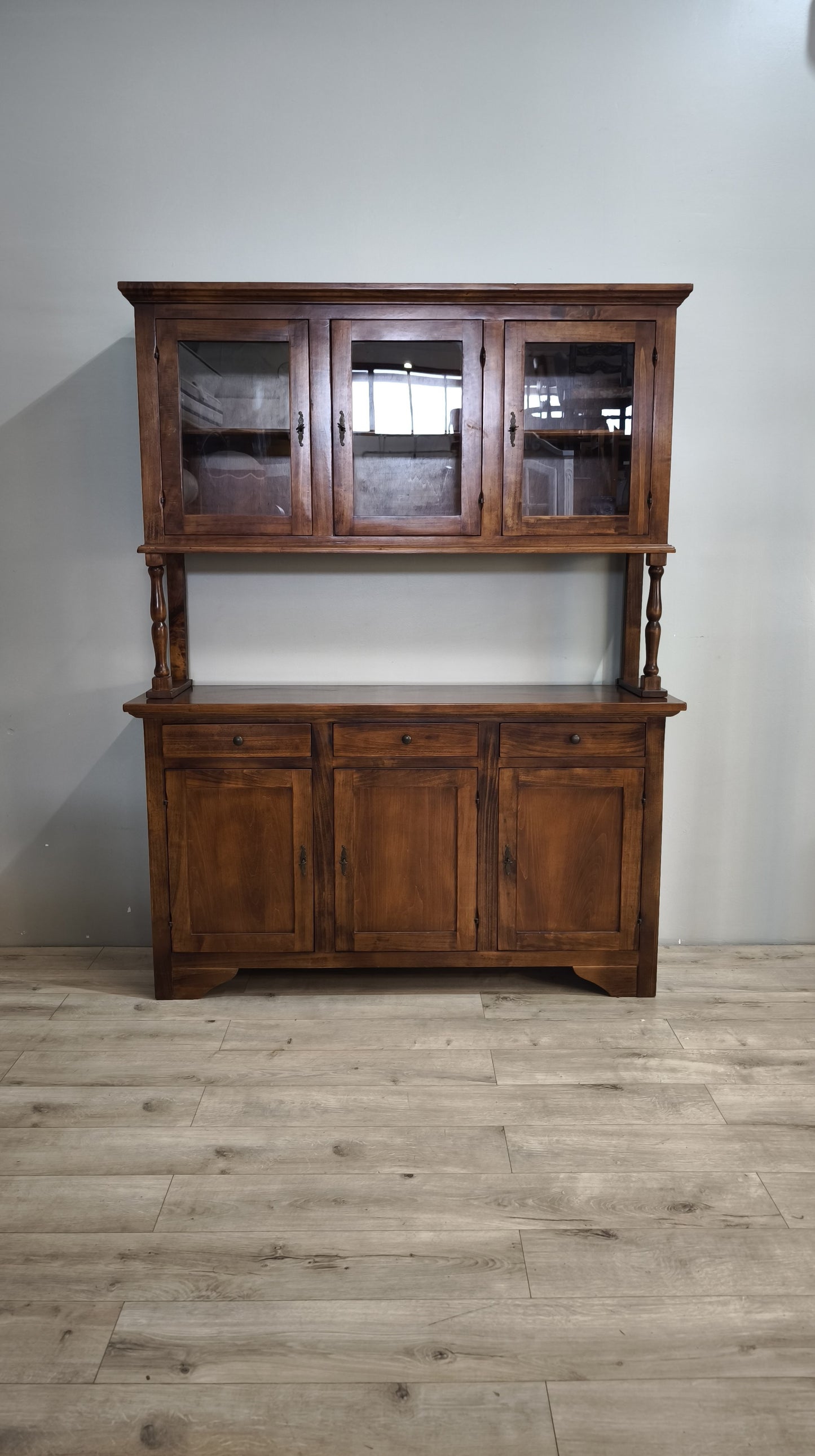 92849 Vetrina in legno tre sportelli con alzata