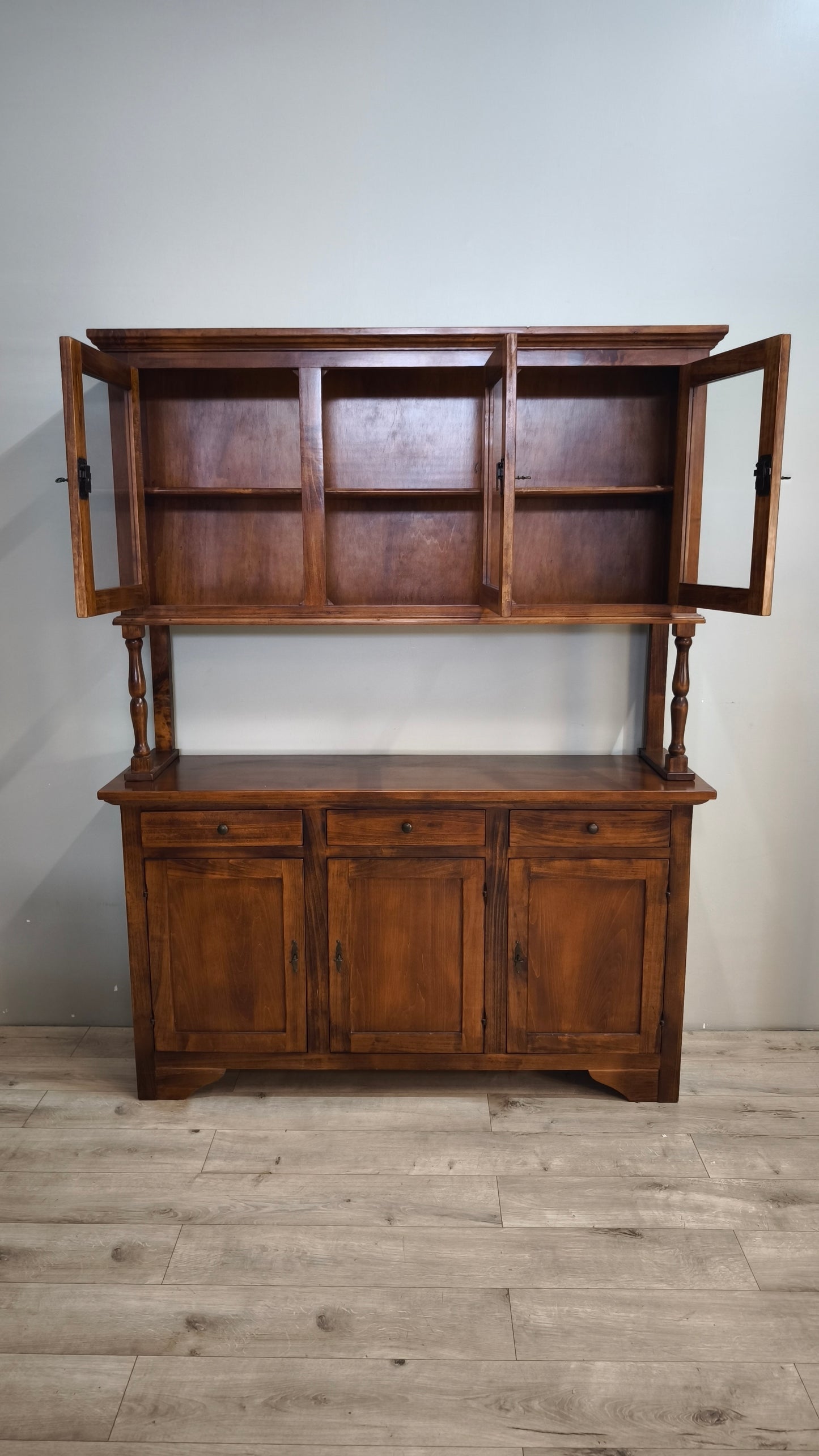 92849 Vetrina in legno tre sportelli con alzata