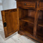 92849 Vetrina in legno tre sportelli con alzata