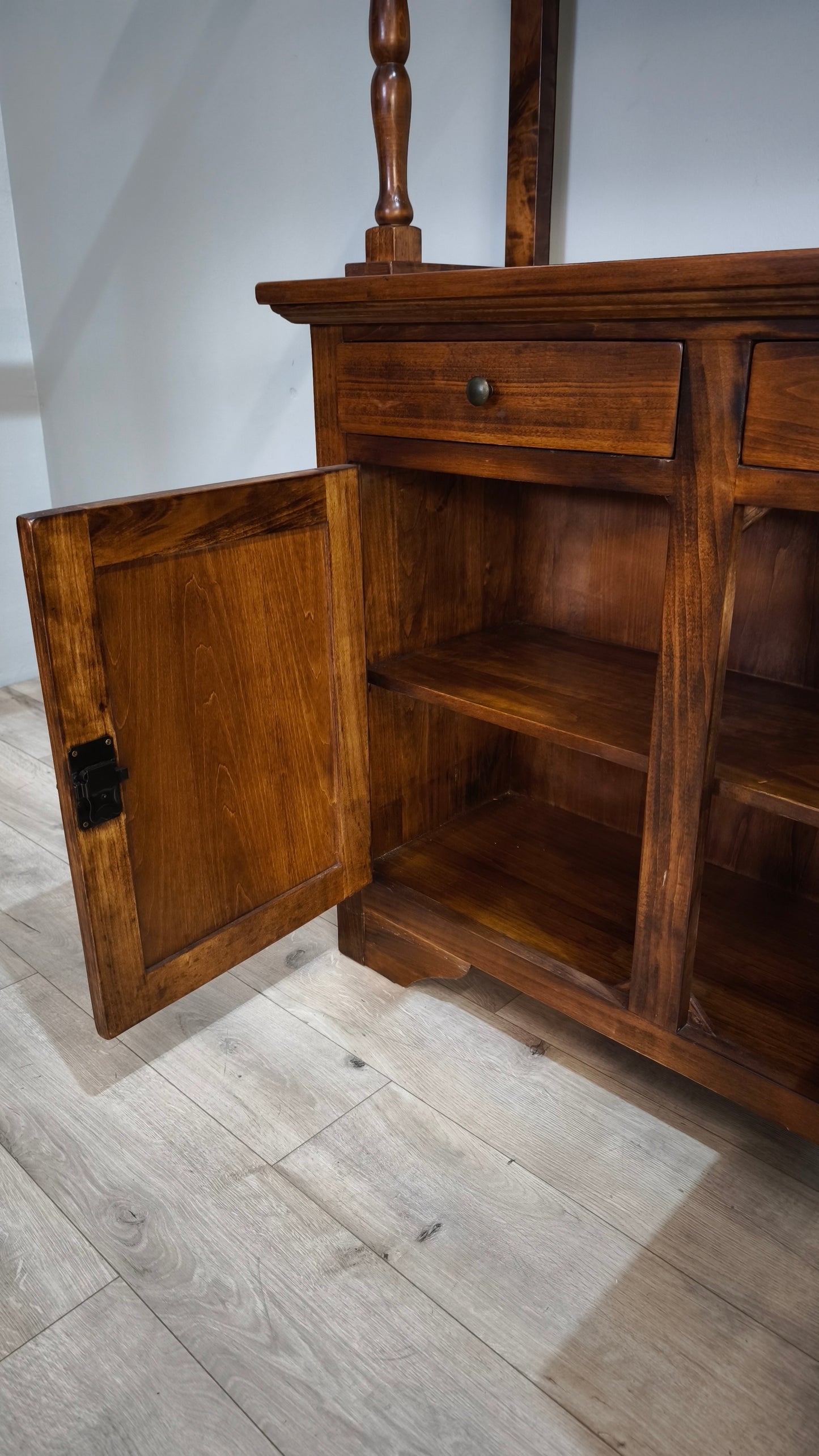 92849 Vetrina in legno tre sportelli con alzata