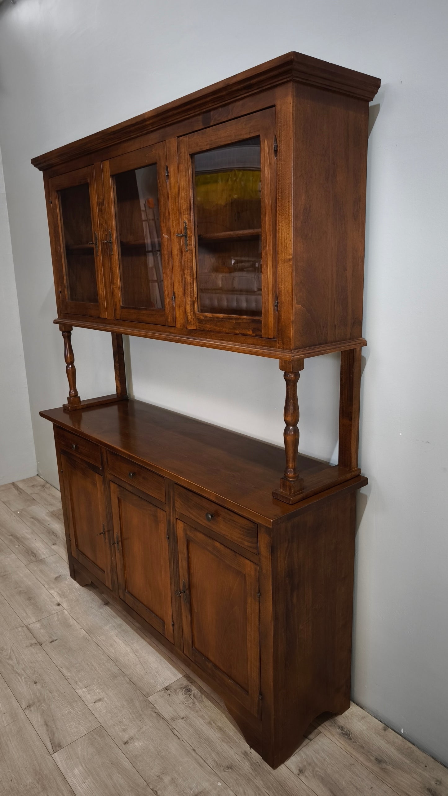 92849 Vetrina in legno tre sportelli con alzata