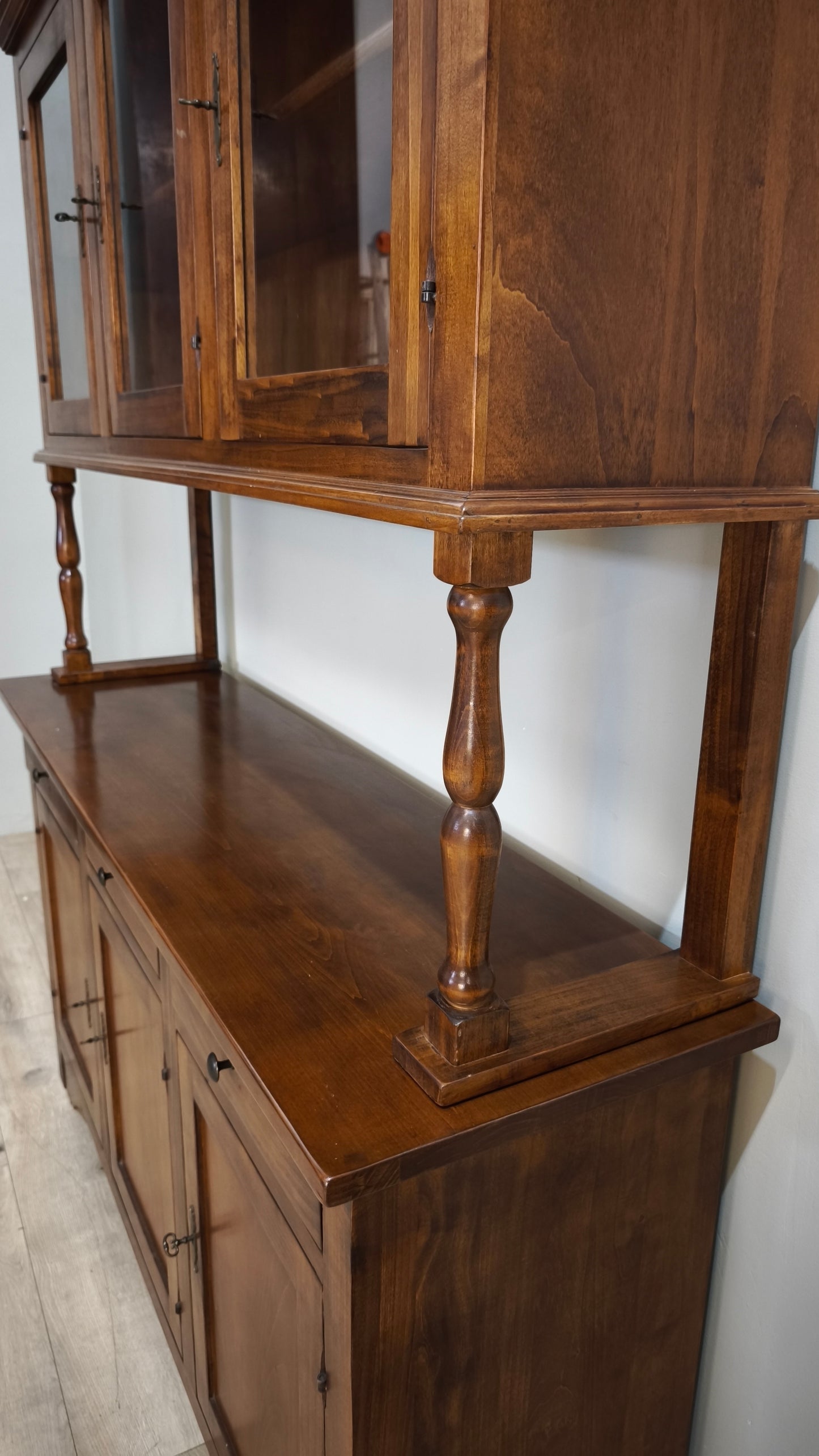 92849 Vetrina in legno tre sportelli con alzata