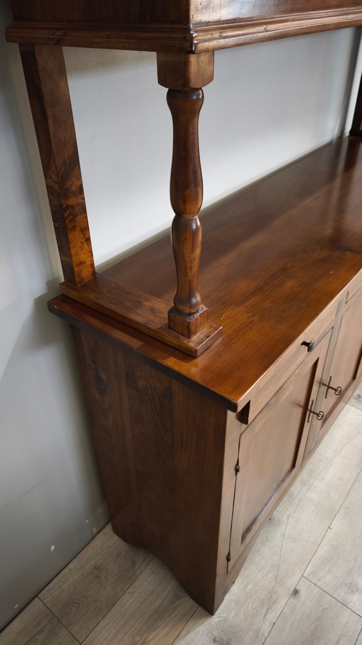 92849 Vetrina in legno tre sportelli con alzata