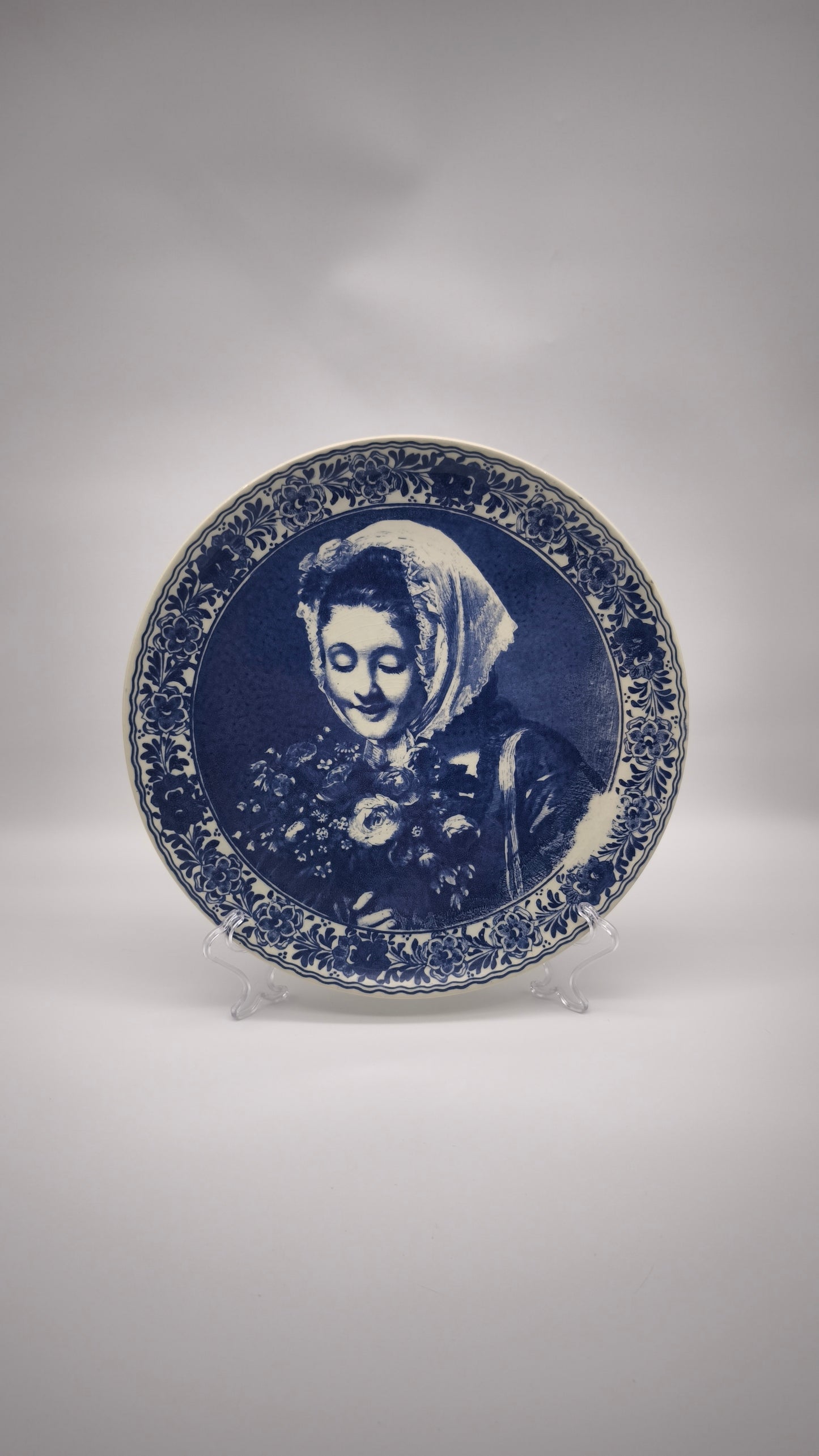 92722 Piatto decorativo Delfts Blauw, handpainted, made in Holland (dama)