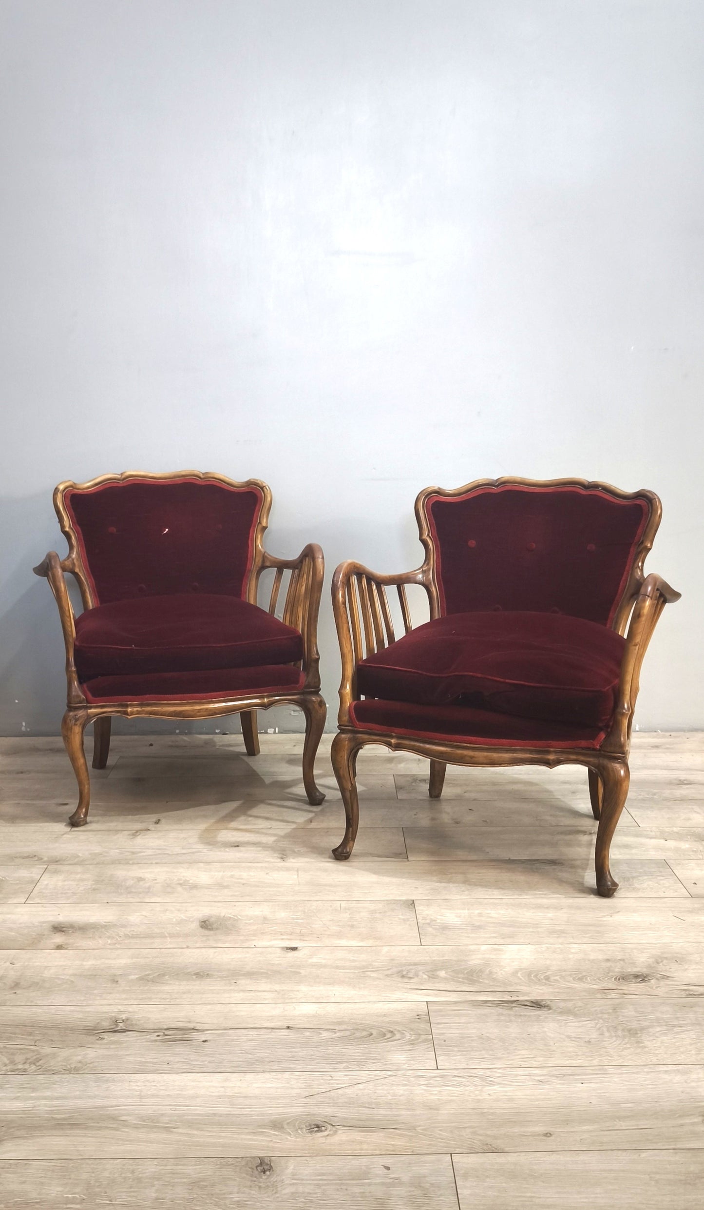 9300 Coppia di poltroncine in legno e tessuto rosso