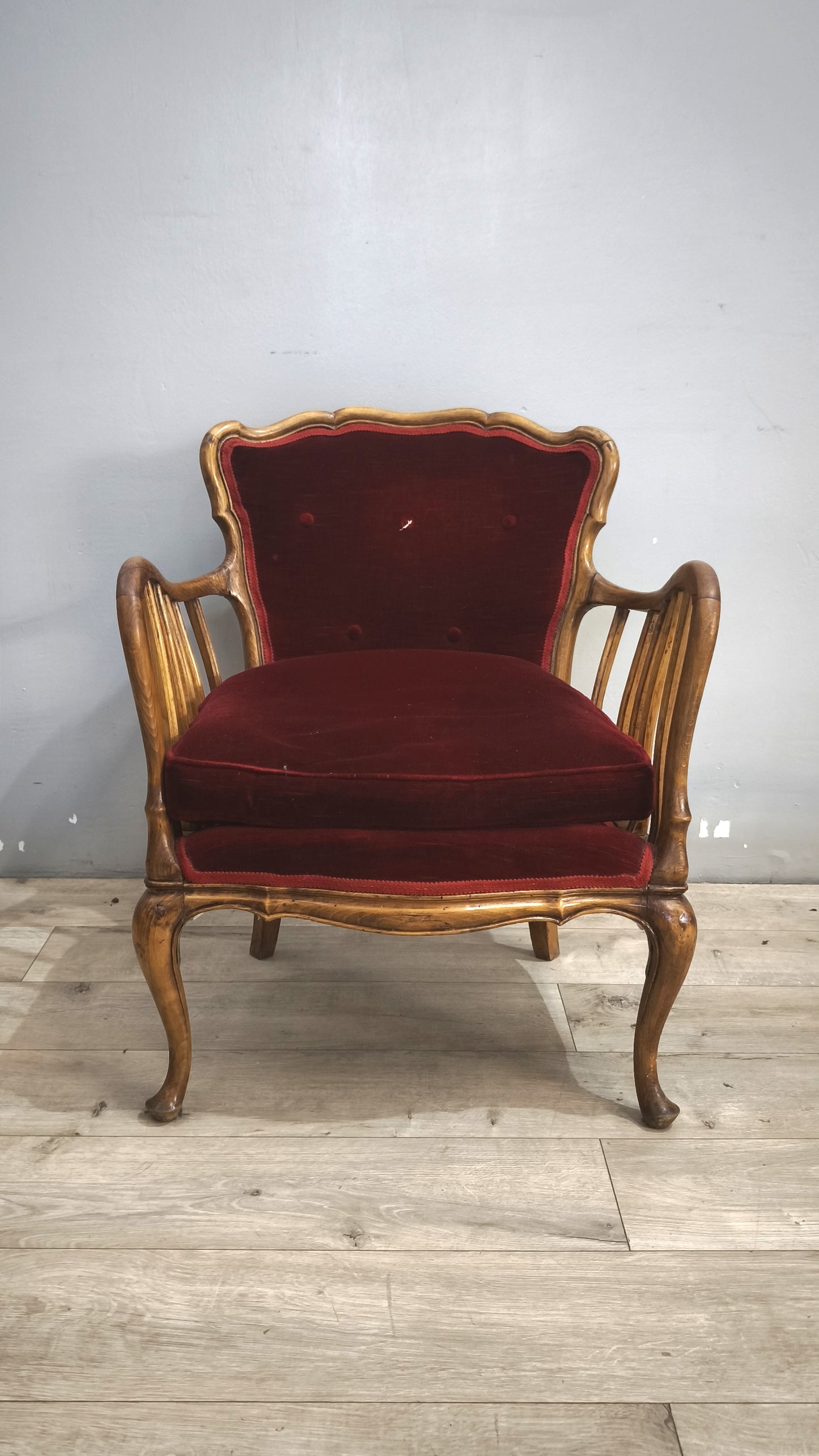 9300 Coppia di poltroncine in legno e tessuto rosso