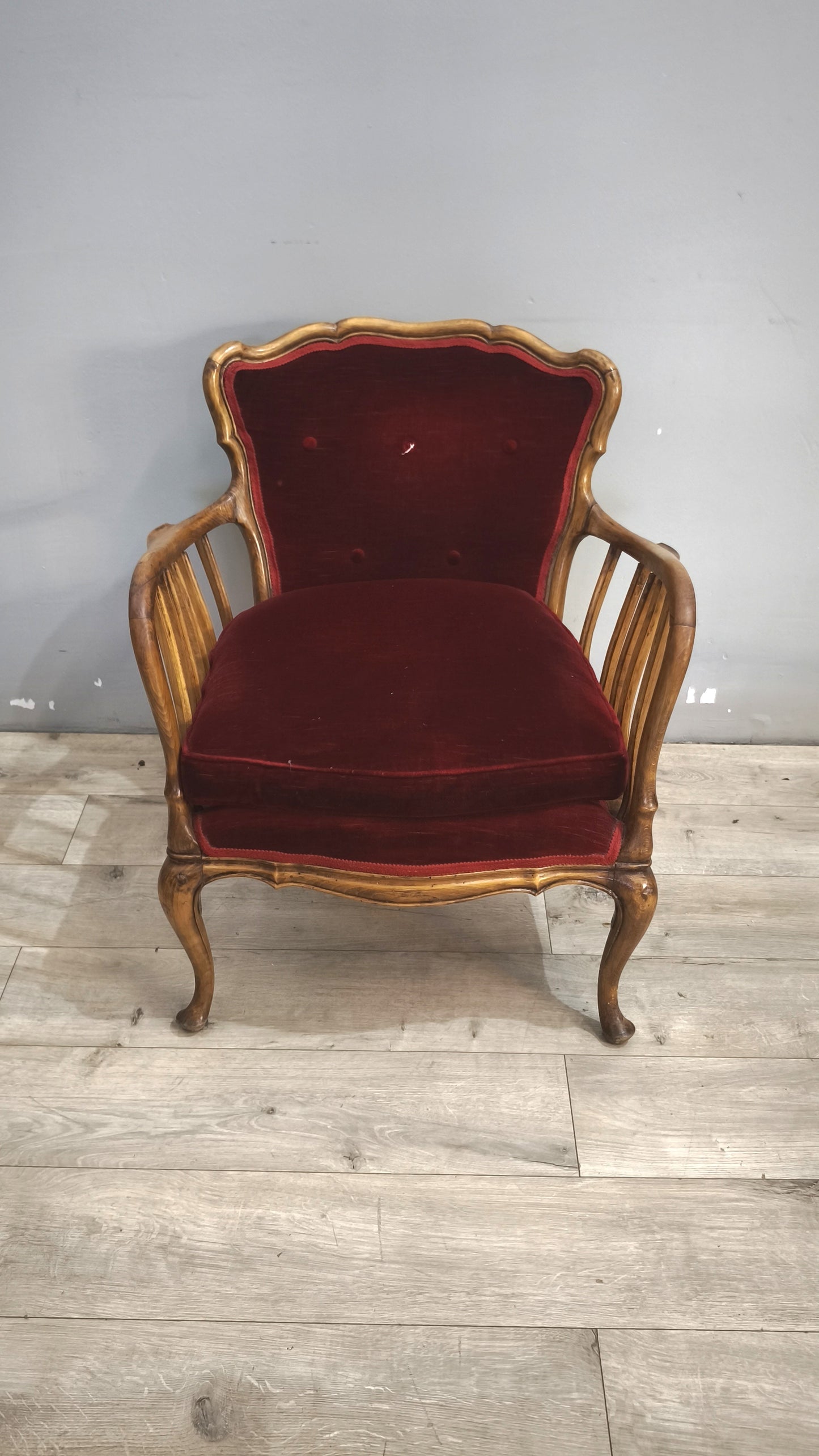 9300 Coppia di poltroncine in legno e tessuto rosso