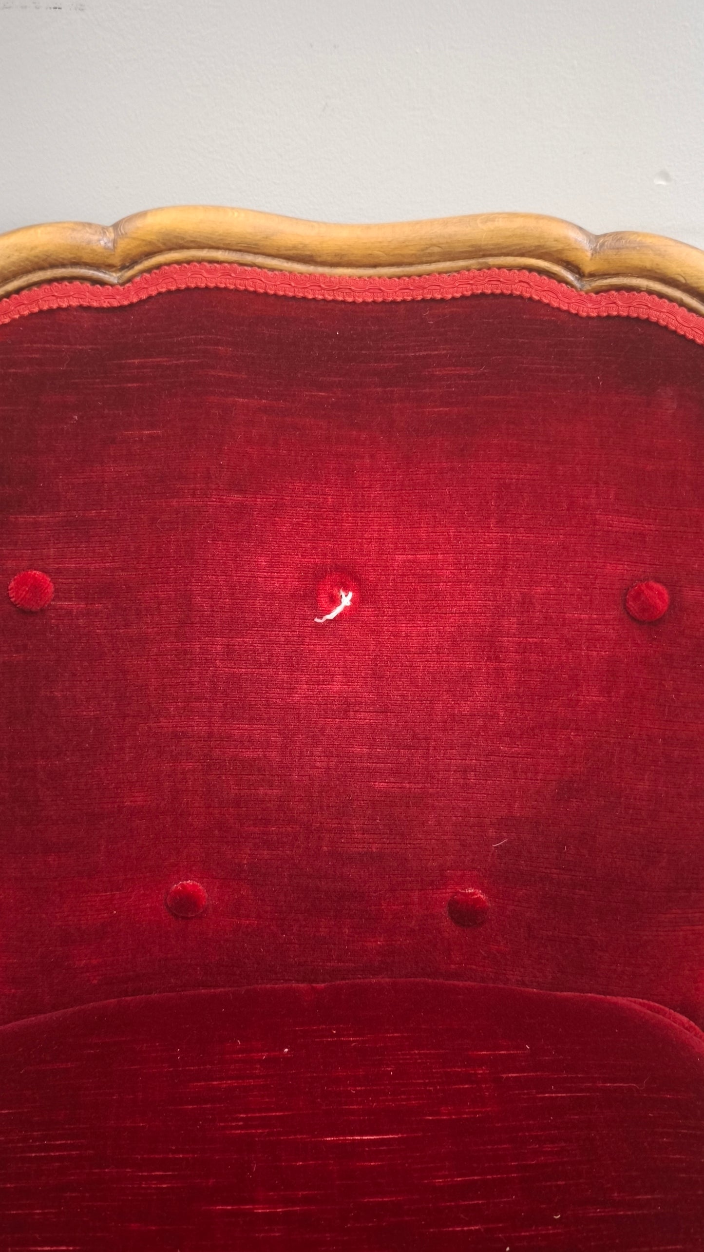 9300 Coppia di poltroncine in legno e tessuto rosso