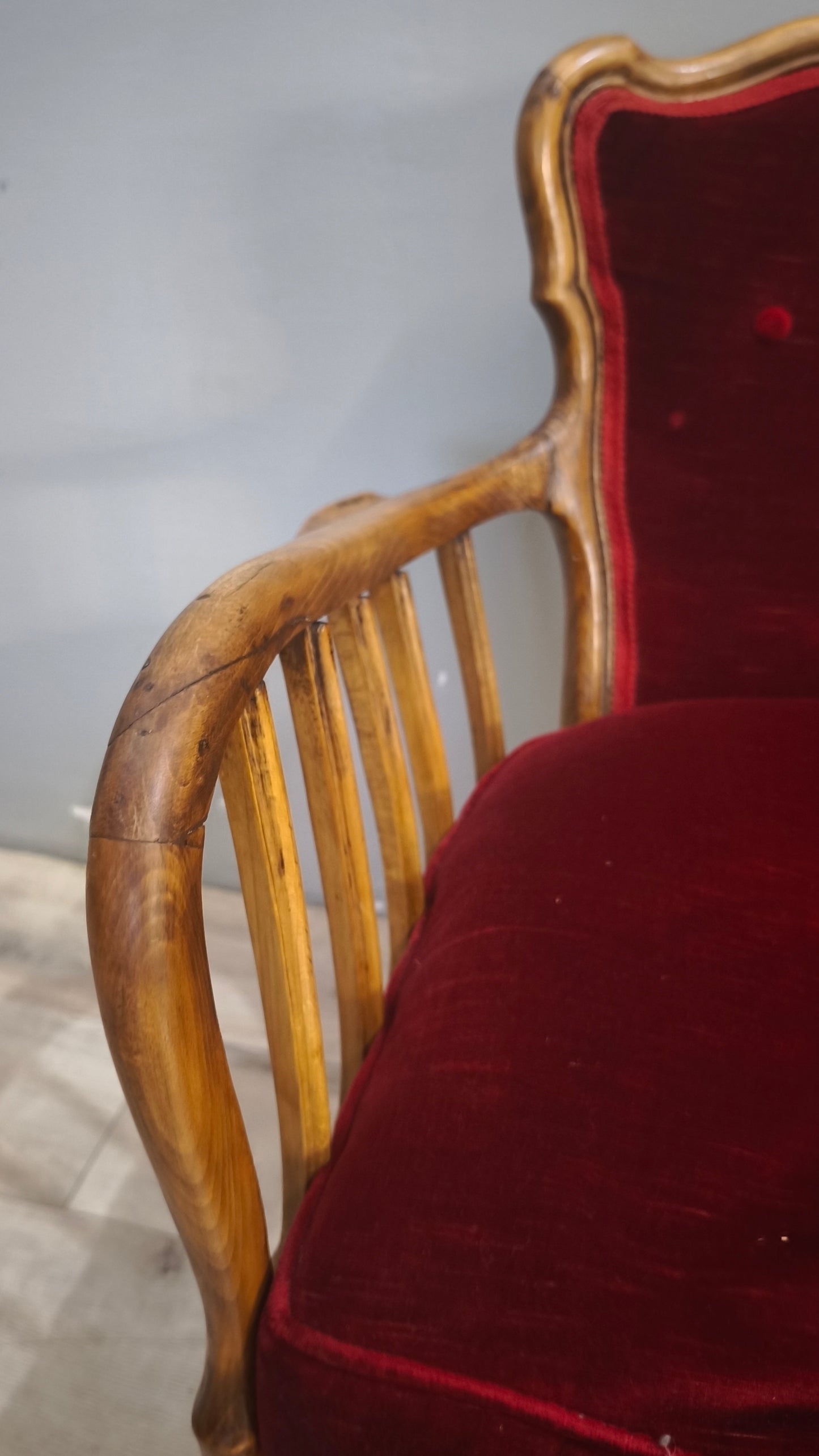 9300 Coppia di poltroncine in legno e tessuto rosso
