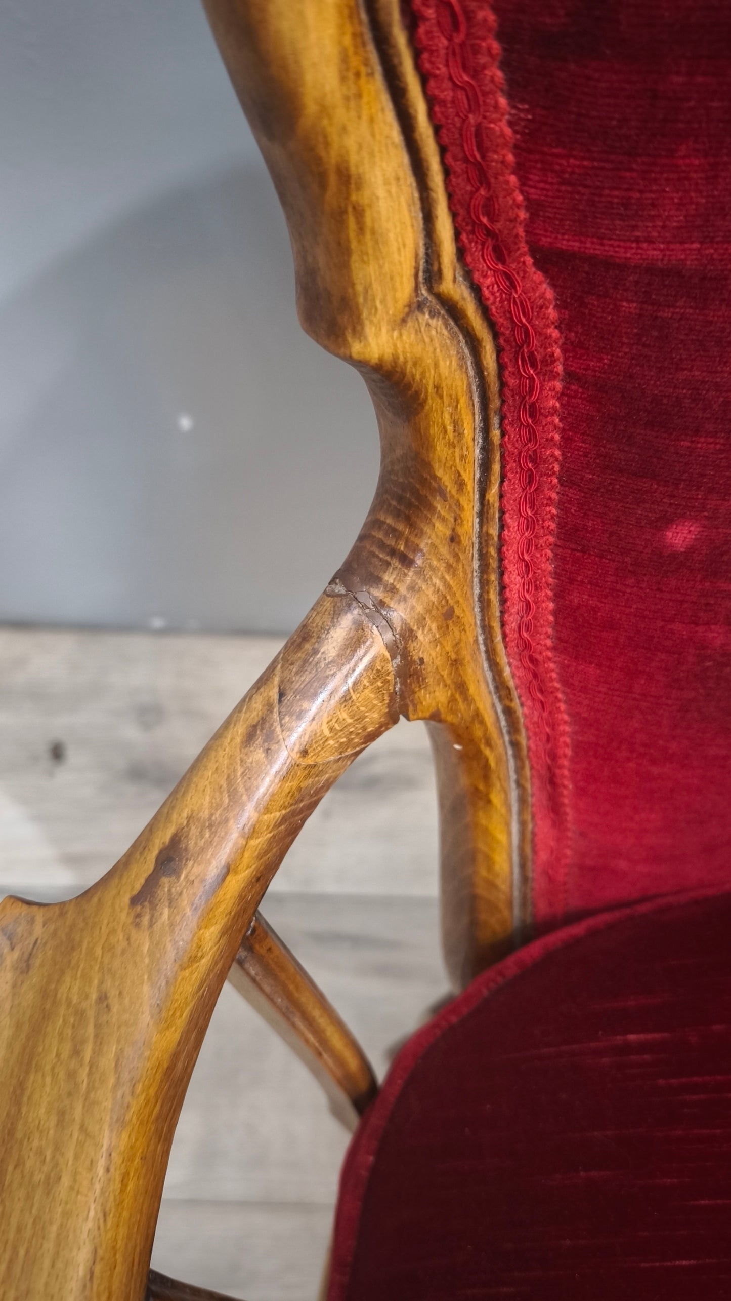 9300 Coppia di poltroncine in legno e tessuto rosso