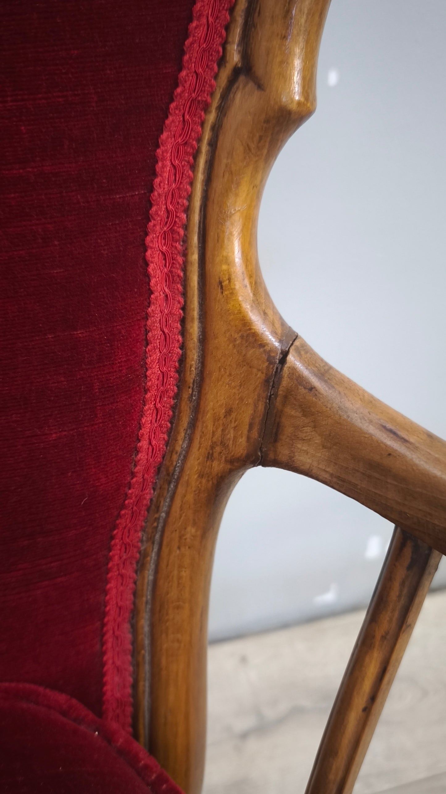 9300 Coppia di poltroncine in legno e tessuto rosso