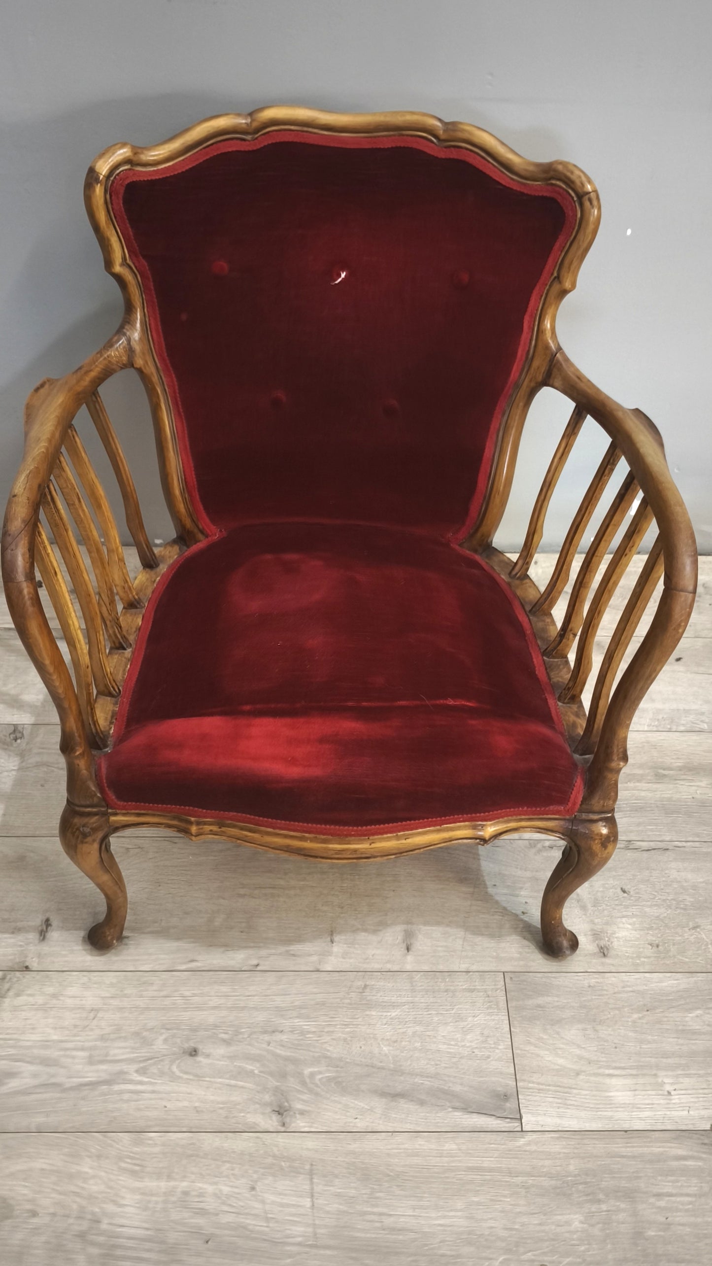 9300 Coppia di poltroncine in legno e tessuto rosso