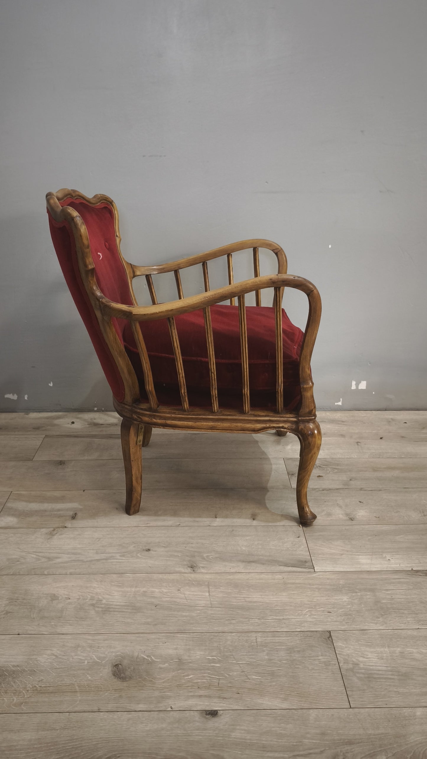 9300 Coppia di poltroncine in legno e tessuto rosso