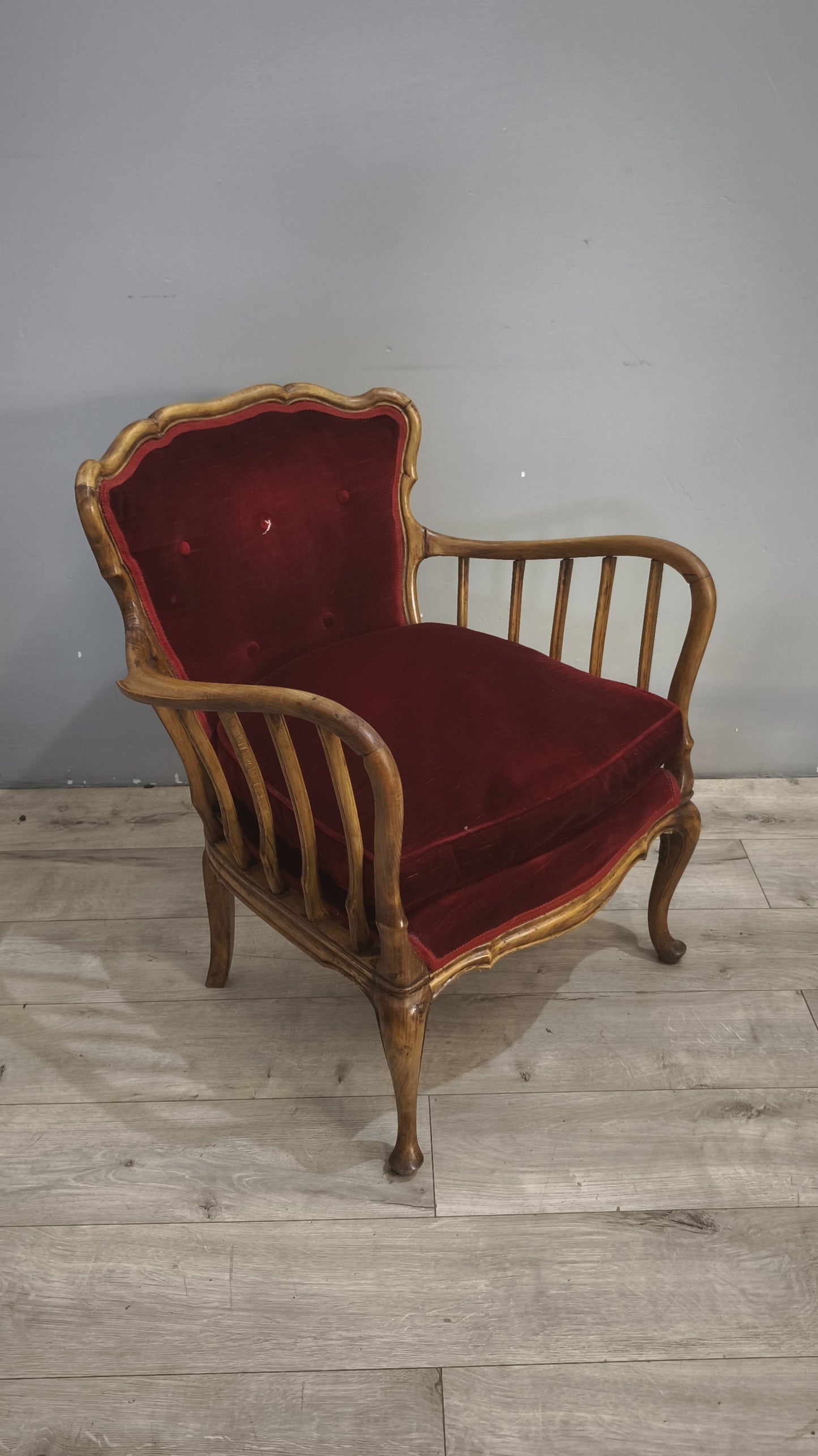 9300 Coppia di poltroncine in legno e tessuto rosso