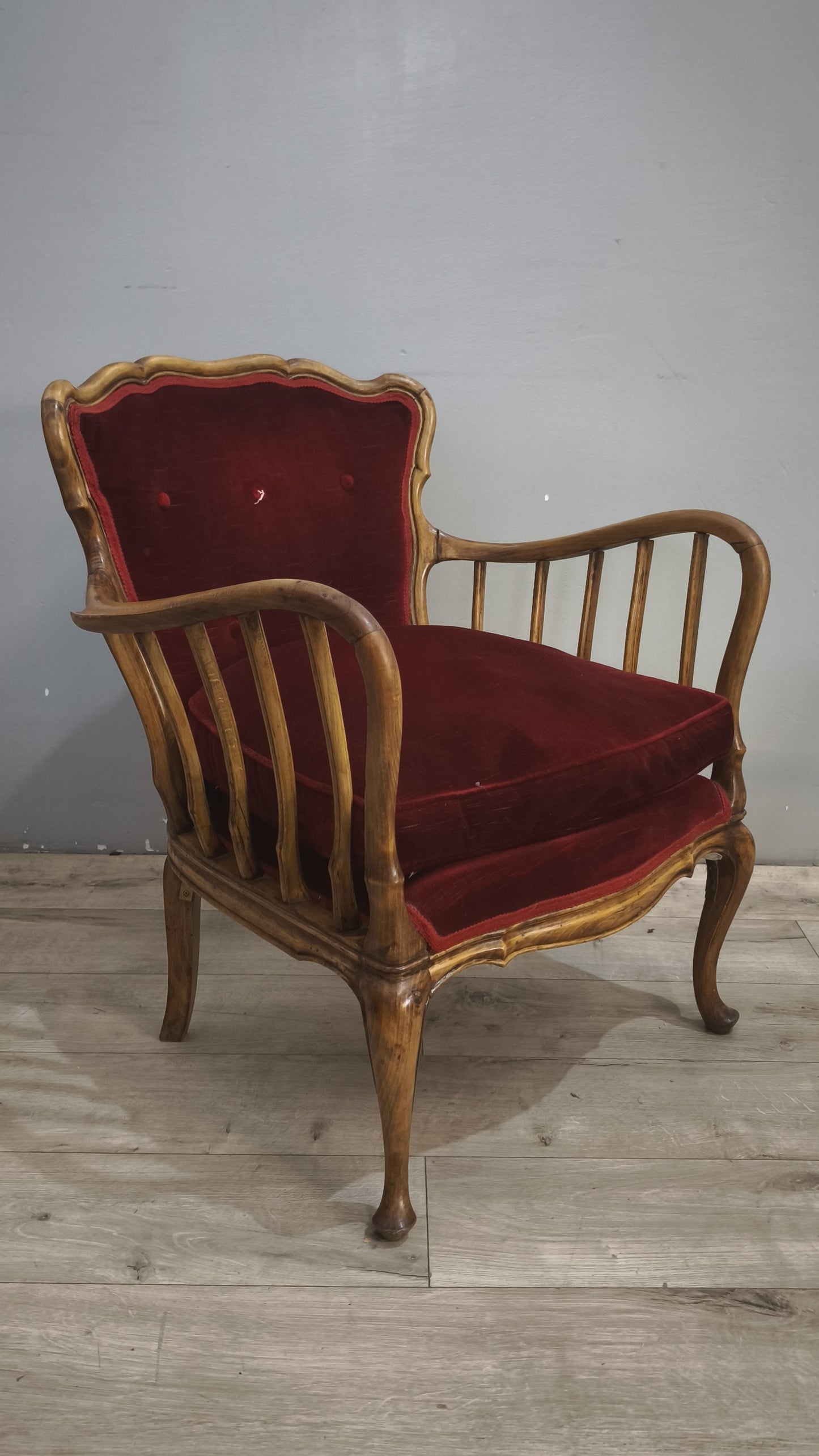 9300 Coppia di poltroncine in legno e tessuto rosso