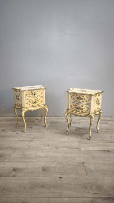 92991 Coppia di comodini dipinti in stile veneziano