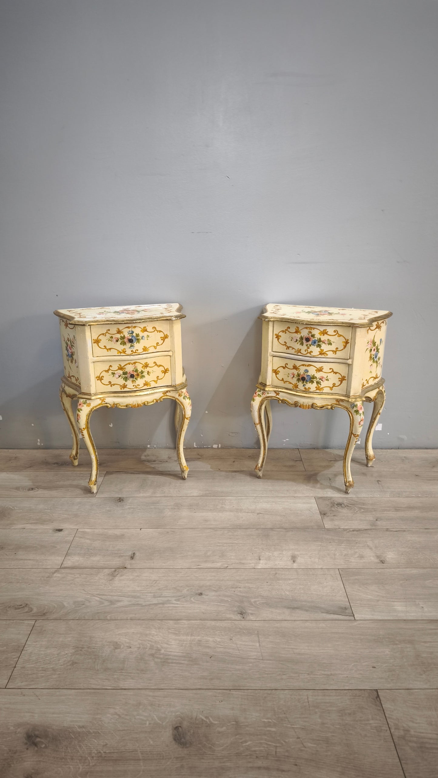 92991 Coppia di comodini dipinti in stile veneziano
