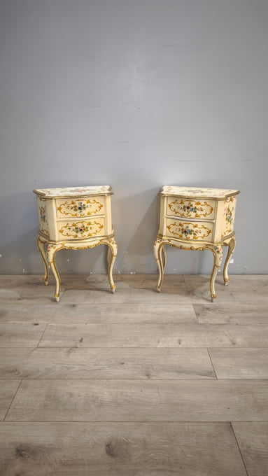 92991 Coppia di comodini dipinti in stile veneziano