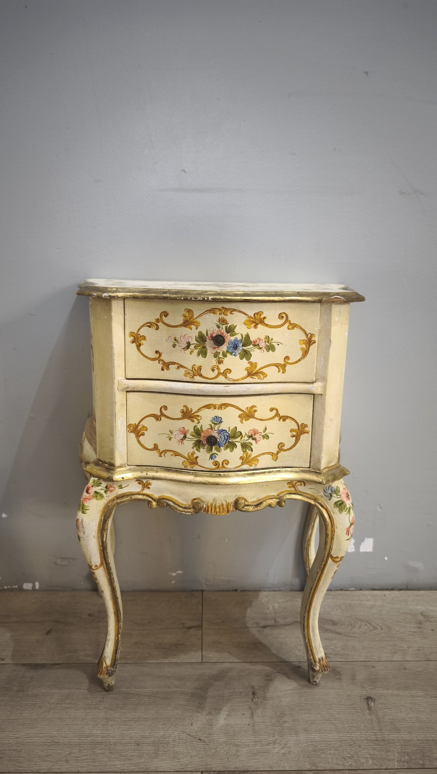 92991 Coppia di comodini dipinti in stile veneziano