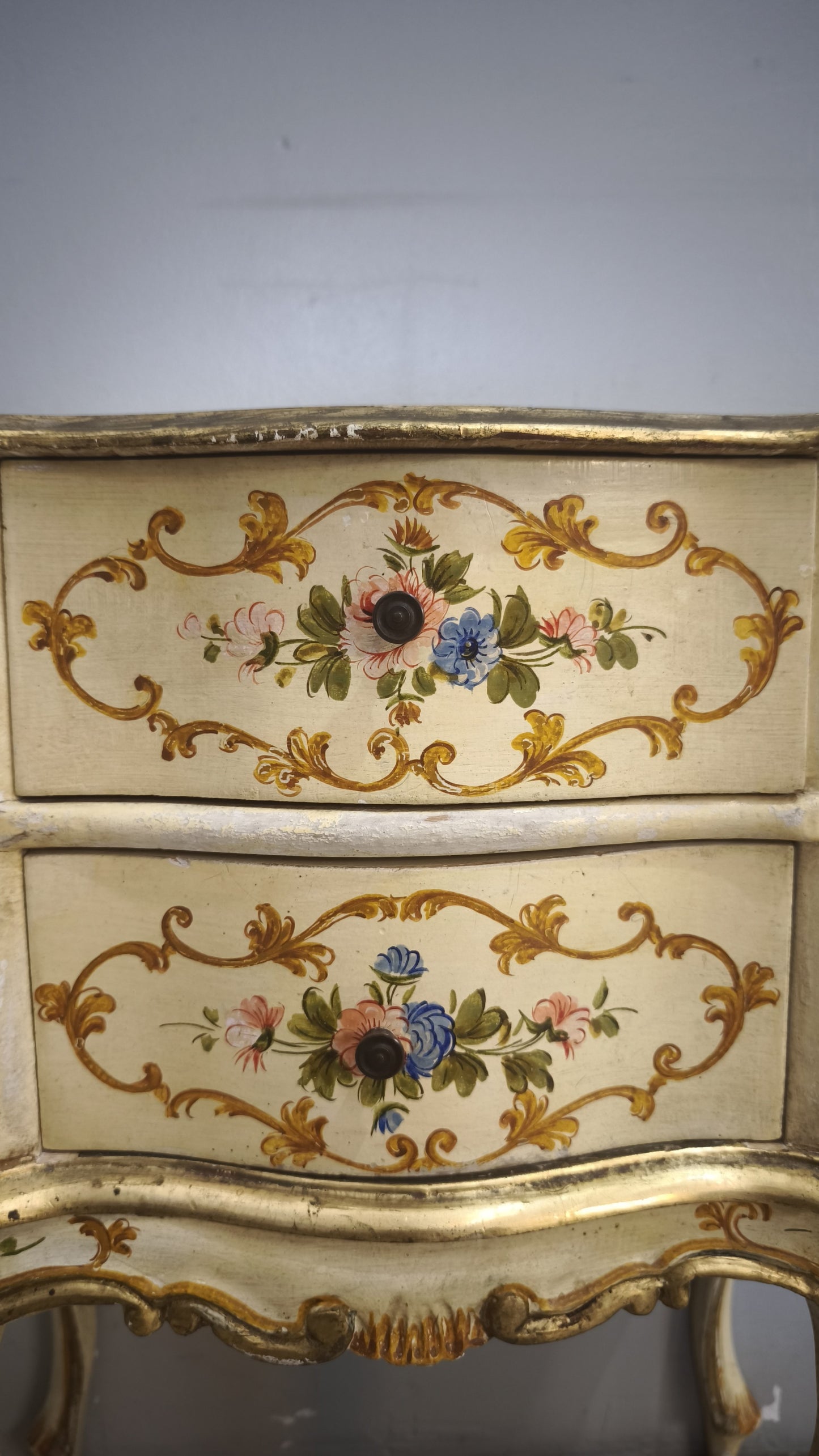 92991 Coppia di comodini dipinti in stile veneziano