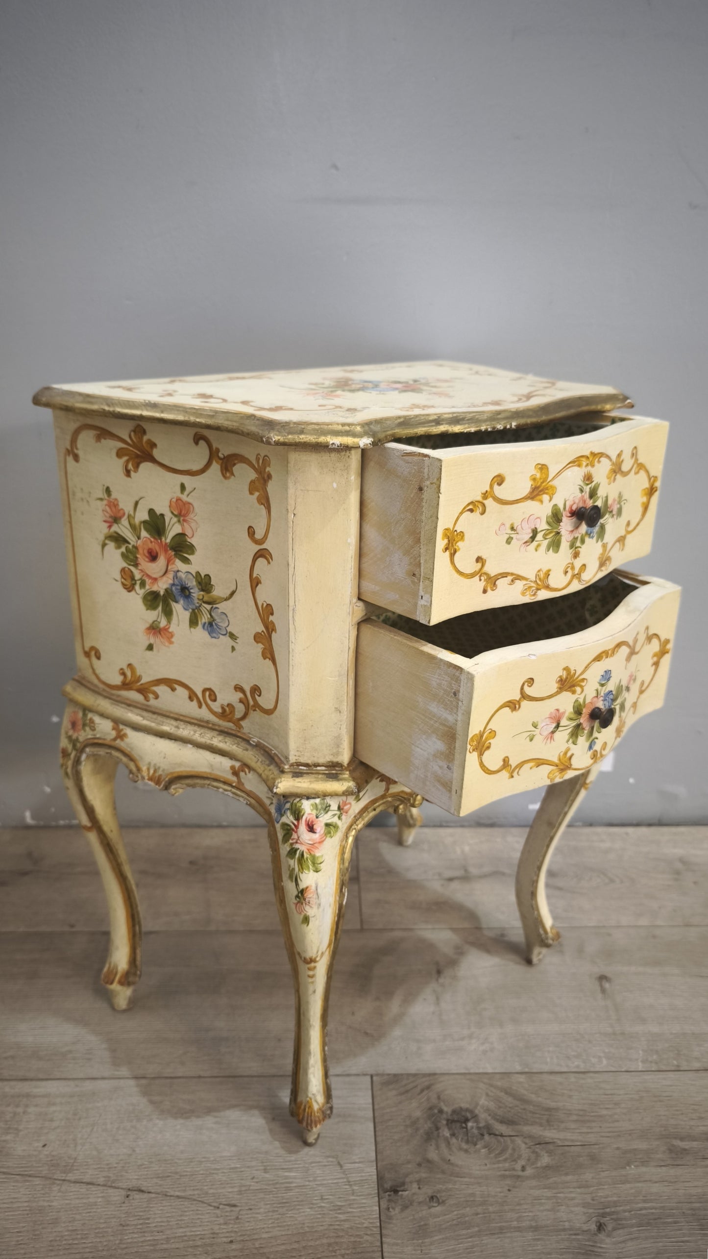 92991 Coppia di comodini dipinti in stile veneziano