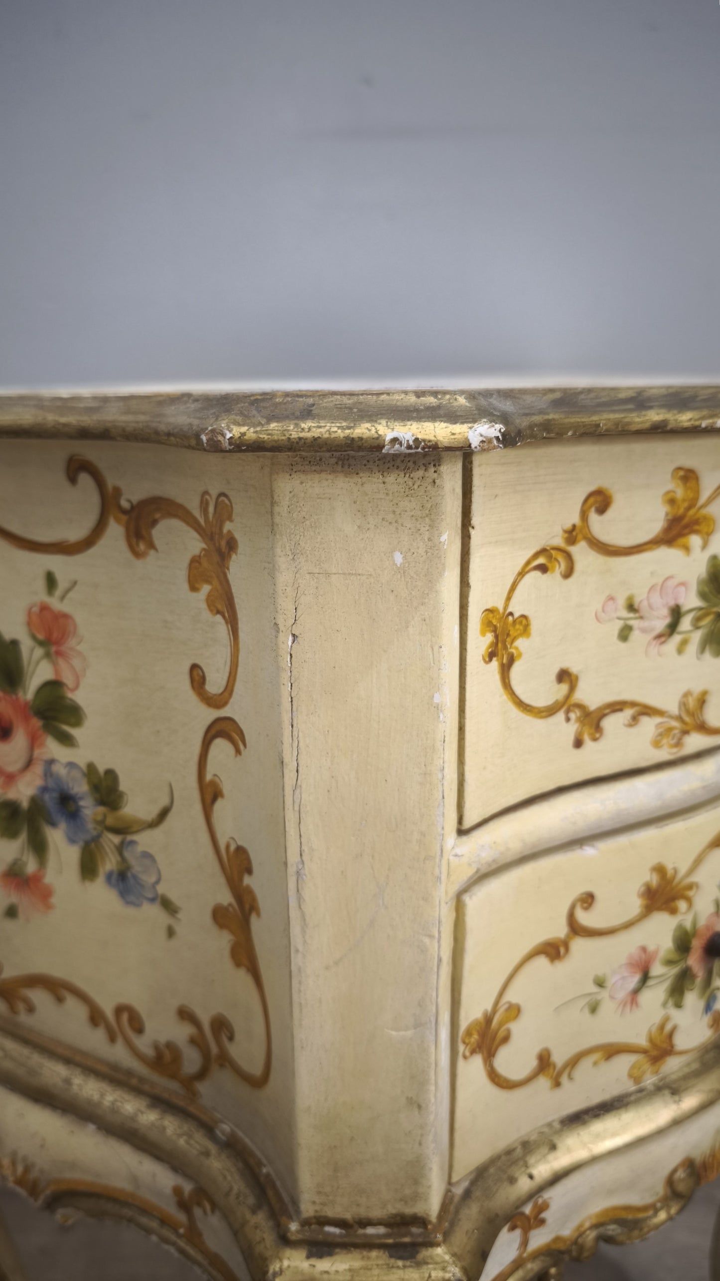 92991 Coppia di comodini dipinti in stile veneziano